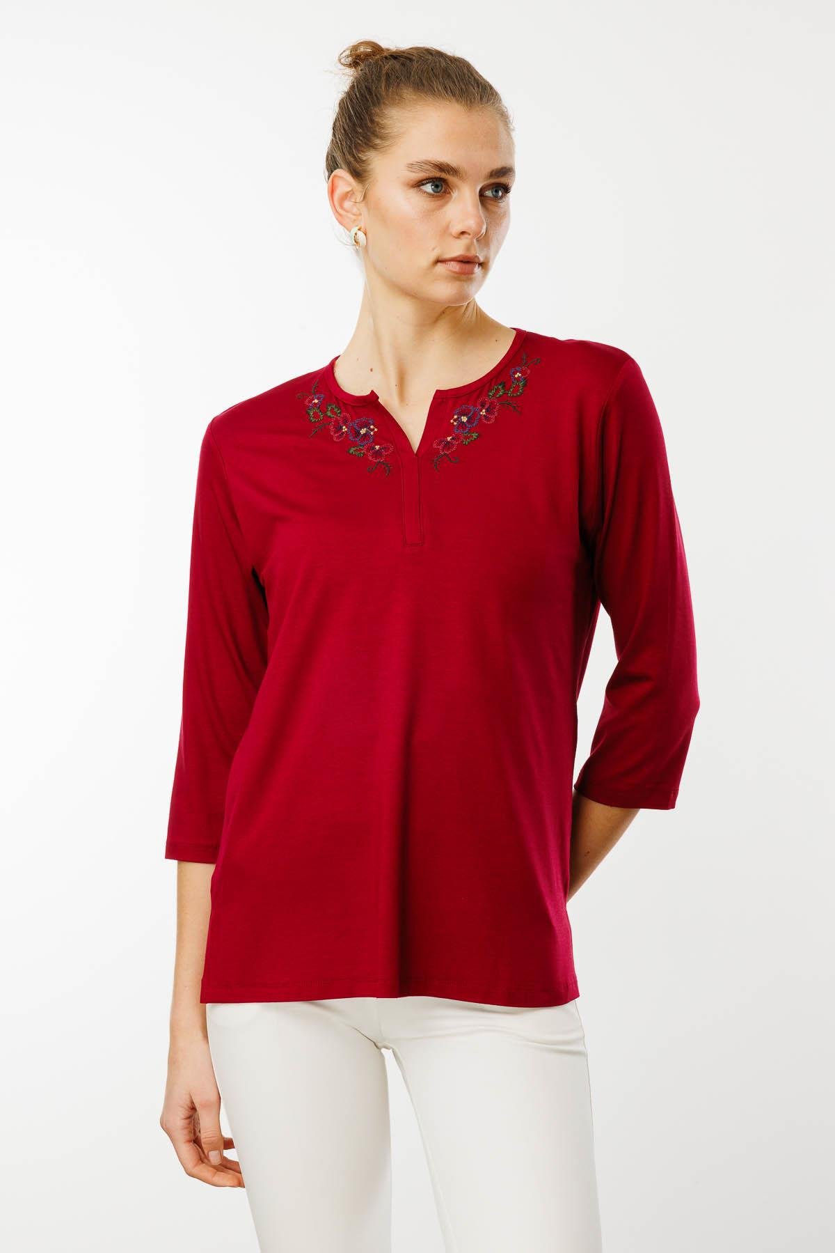 25701Kadın Açma Yaka Nakış İşlemeli Penye Bluz Vişne