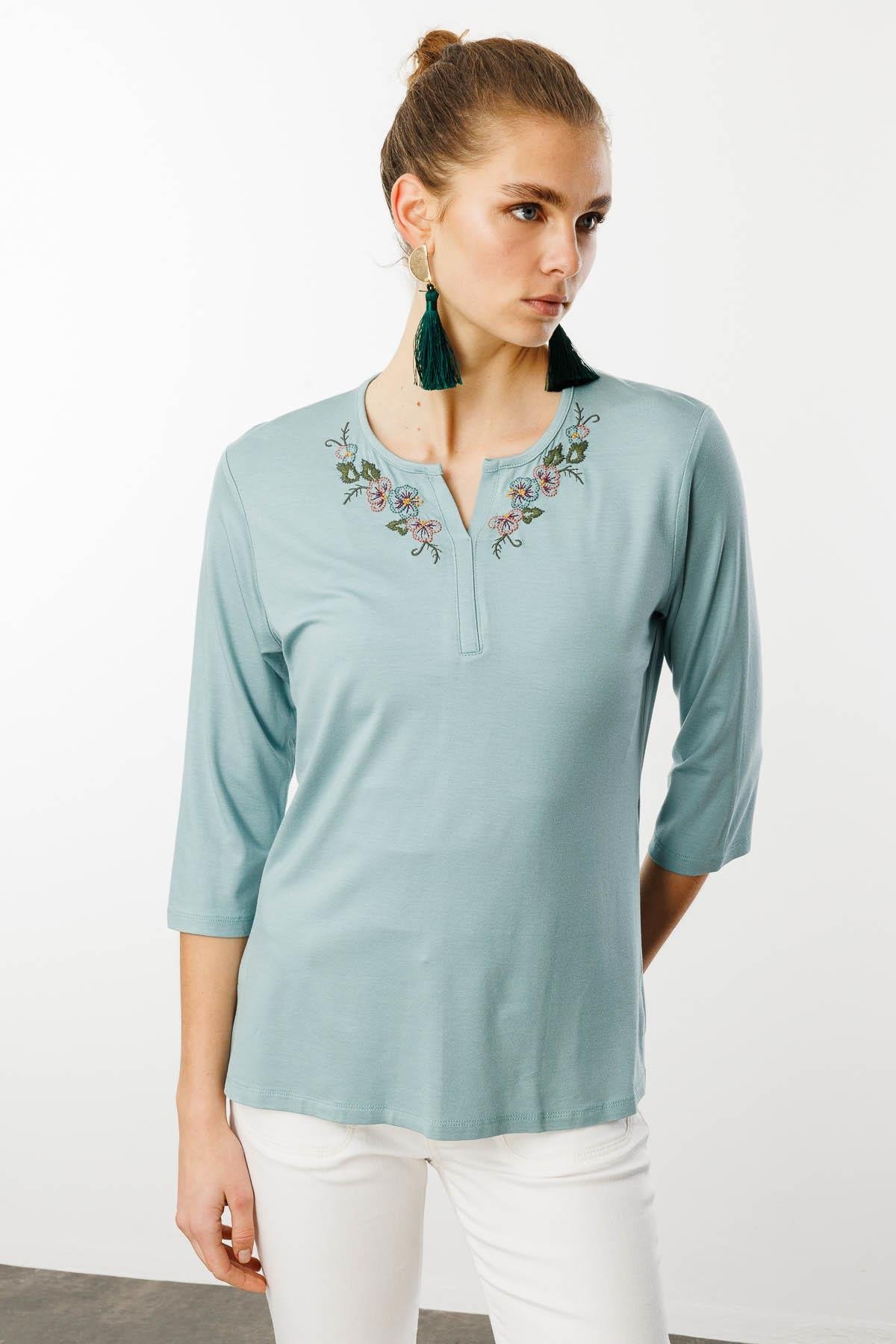 25701Kadın Açma Yaka Nakış İşlemeli Penye Bluz Mint