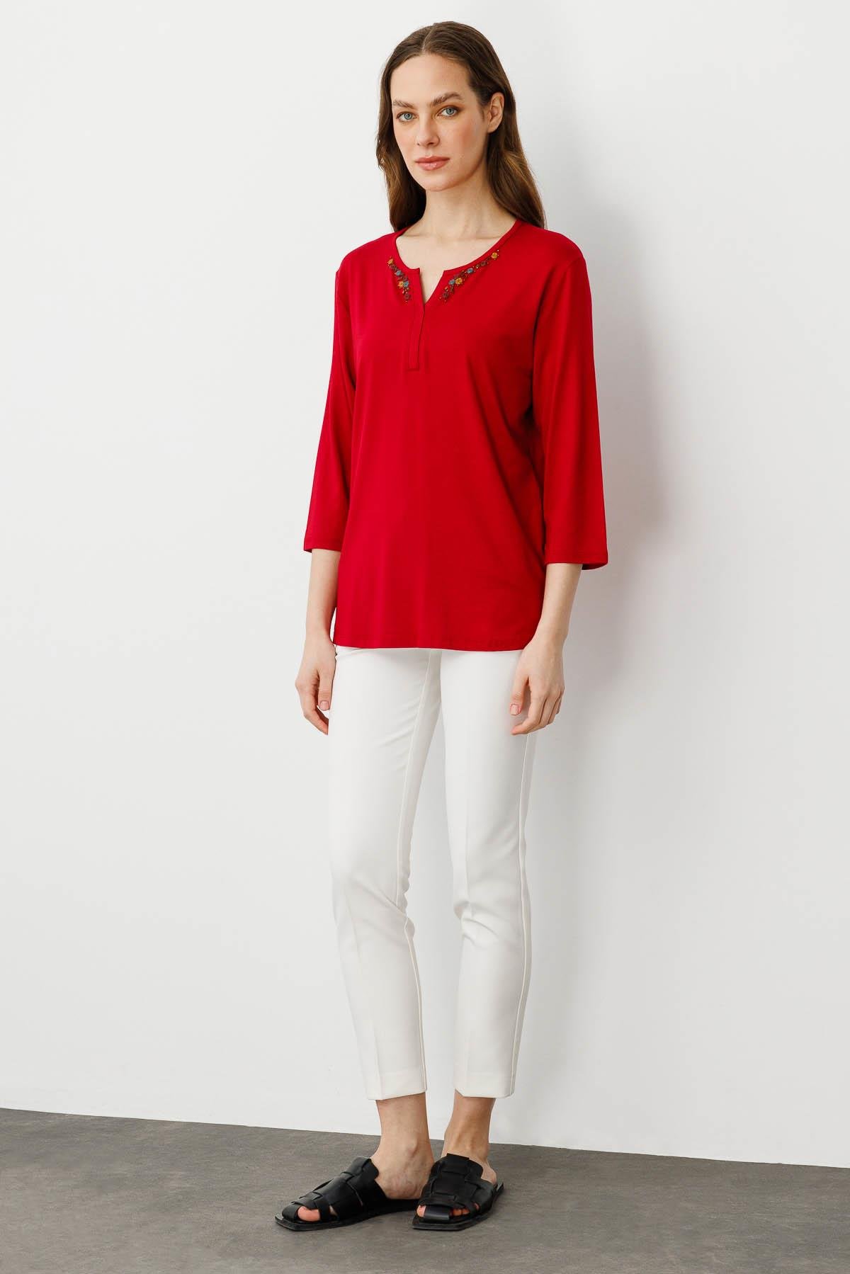 25704Kadın Açma Yaka Nakış İşlemeli Penye Bluz Kırmızı