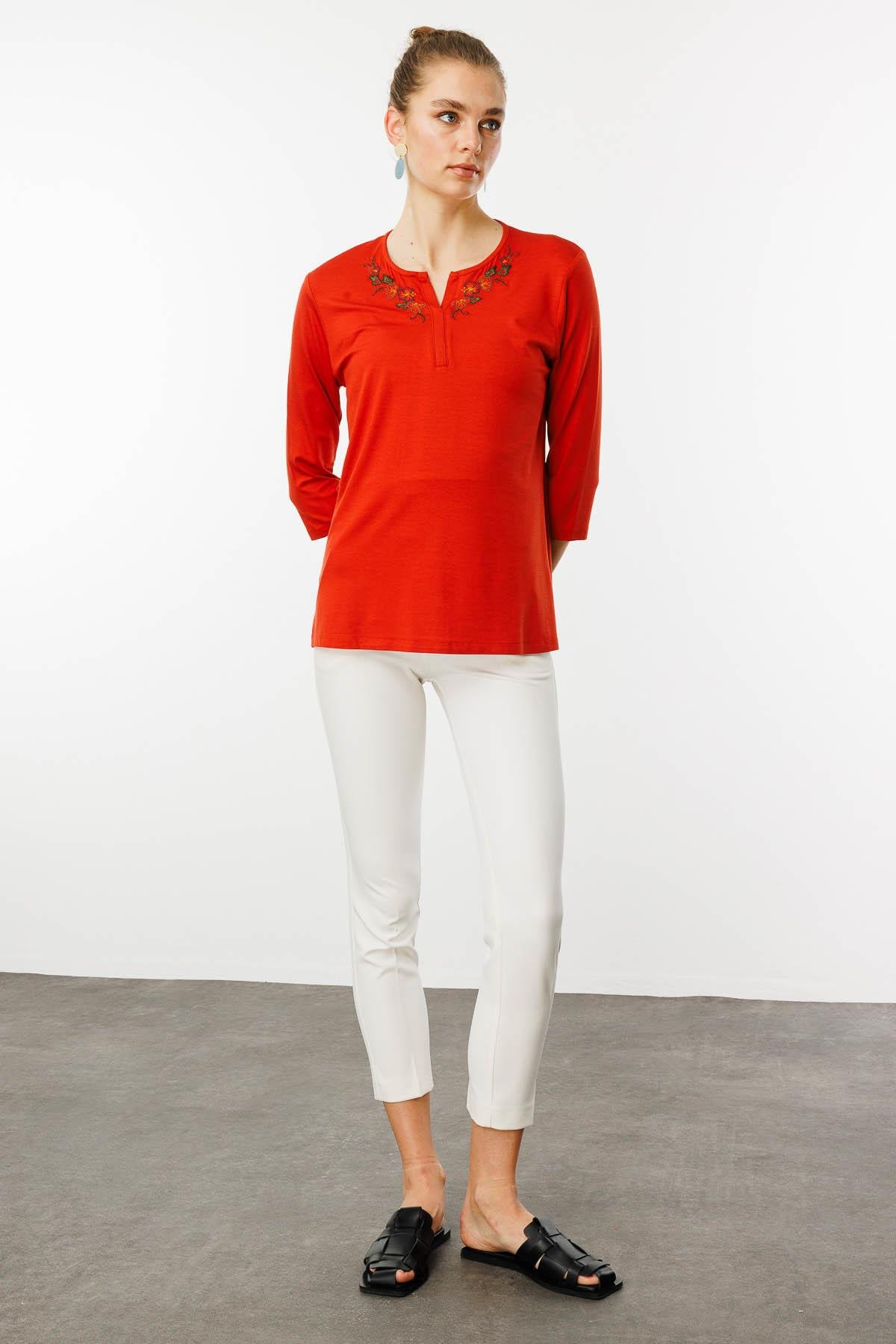 25701Kadın Açma Yaka Nakış İşlemeli Penye Bluz Oranj