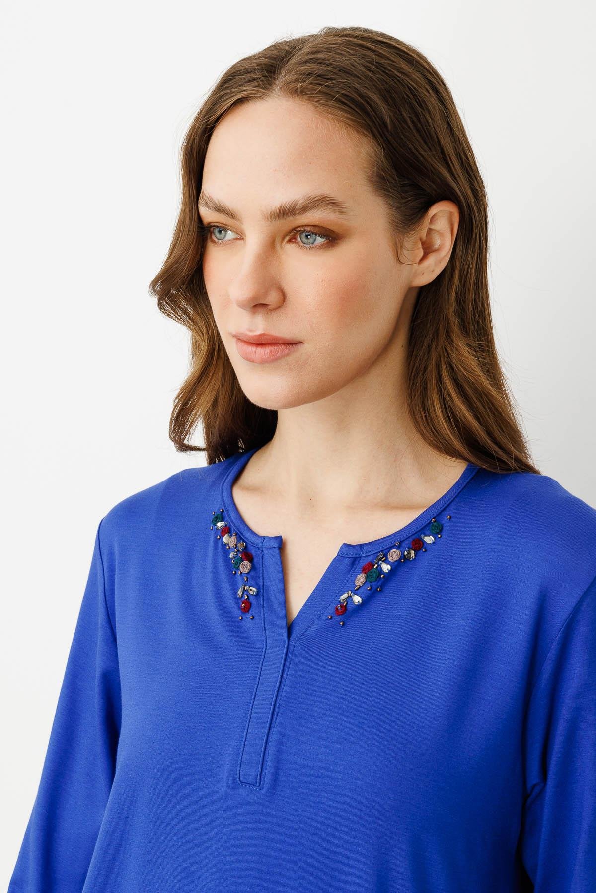 25704Kadın Açma Yaka Nakış İşlemeli Penye Bluz Saks