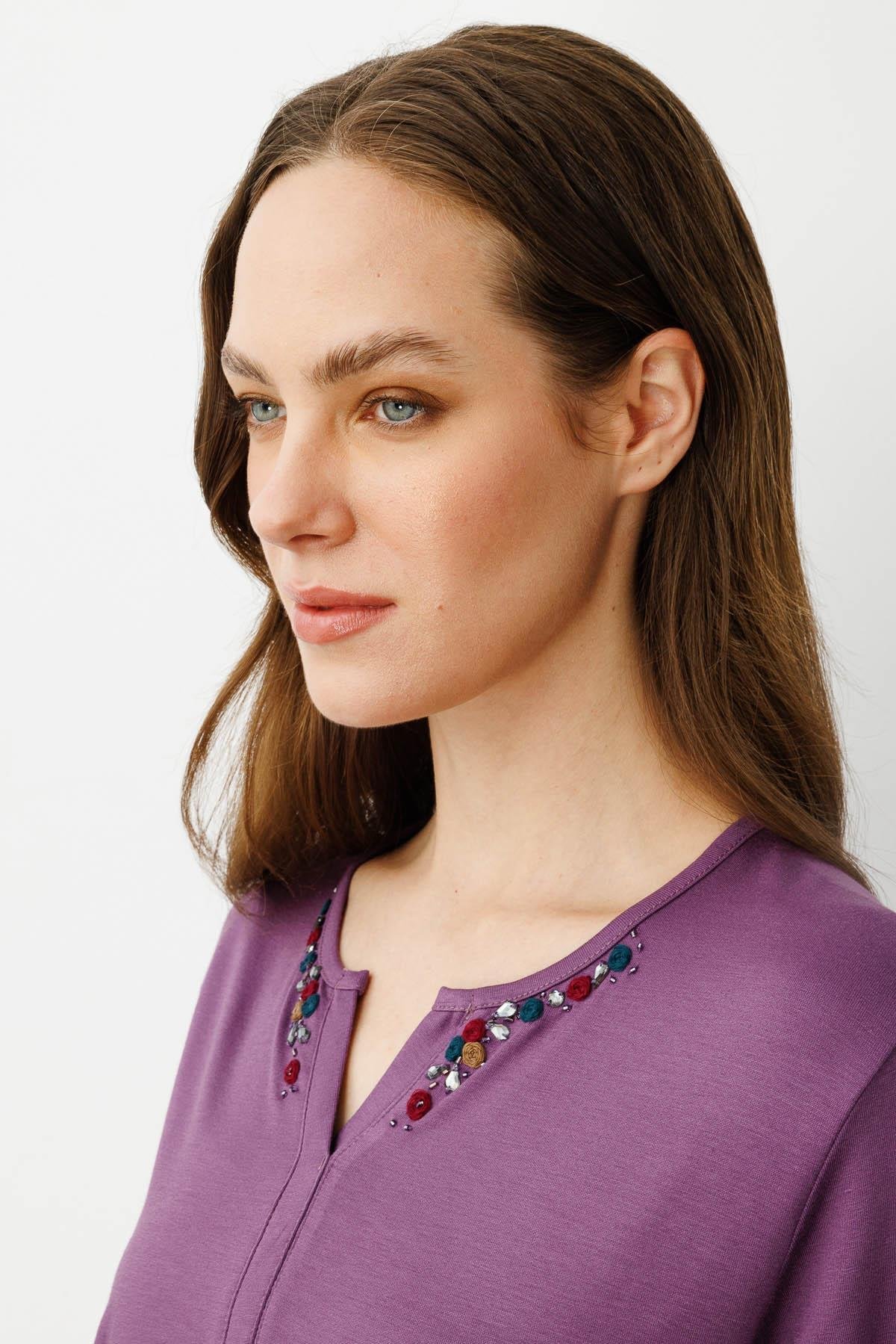 25704Kadın Açma Yaka Nakış İşlemeli Penye Bluz Lila