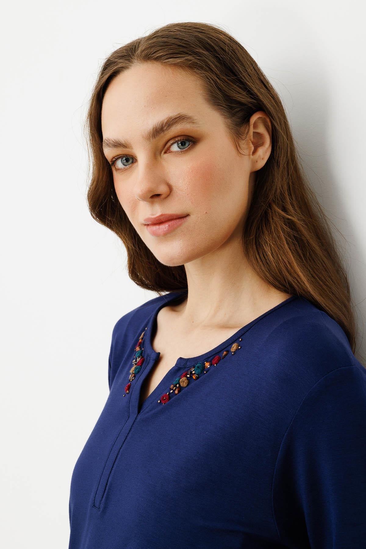 25704Kadın Açma Yaka Nakış İşlemeli Penye Bluz Lacivert