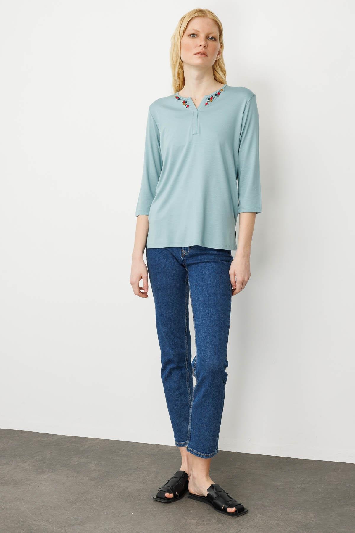 25704Kadın Açma Yaka Nakış İşlemeli Penye Bluz Mint