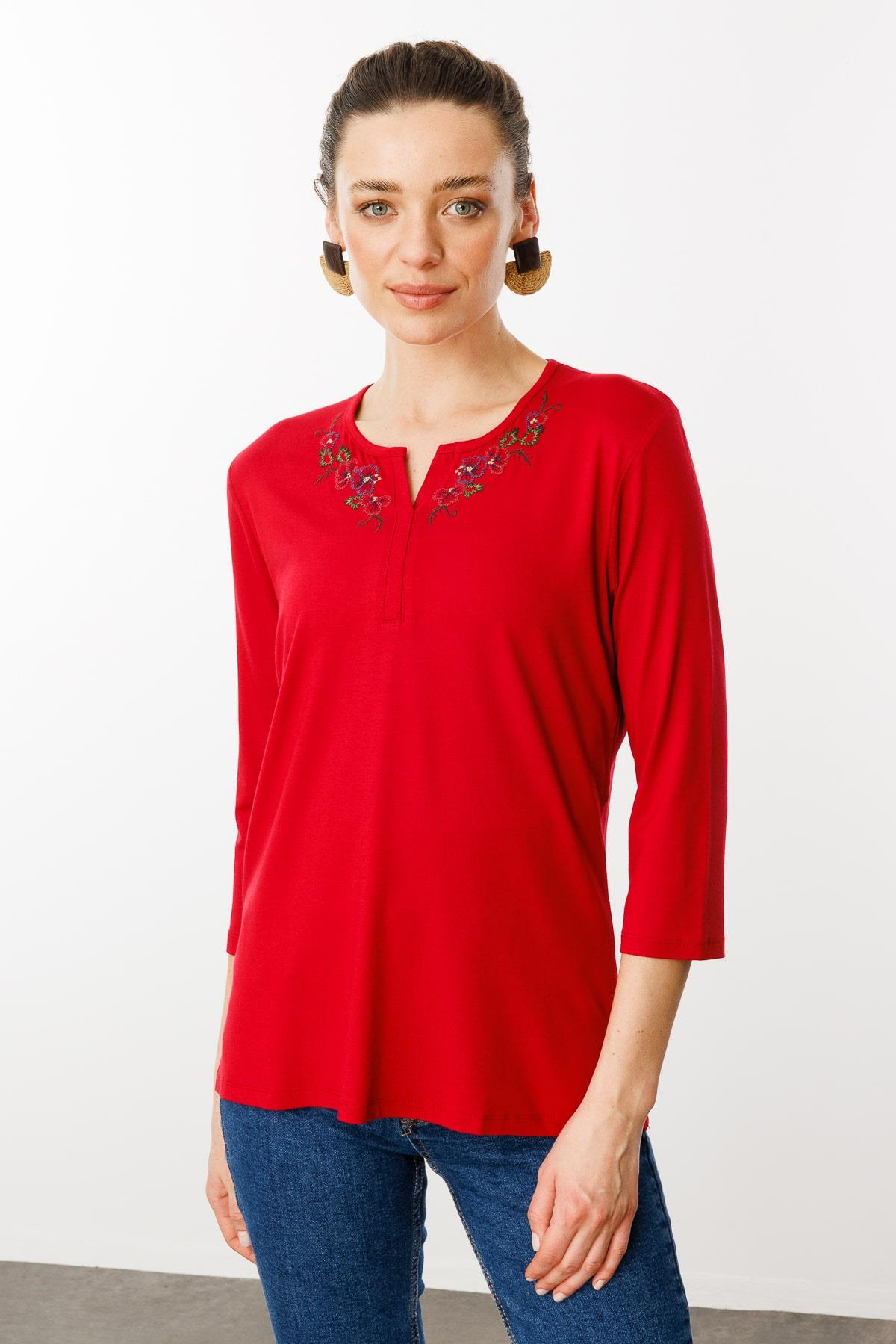 25701Kadın Açma Yaka Nakış İşlemeli Penye Bluz Kırmızı