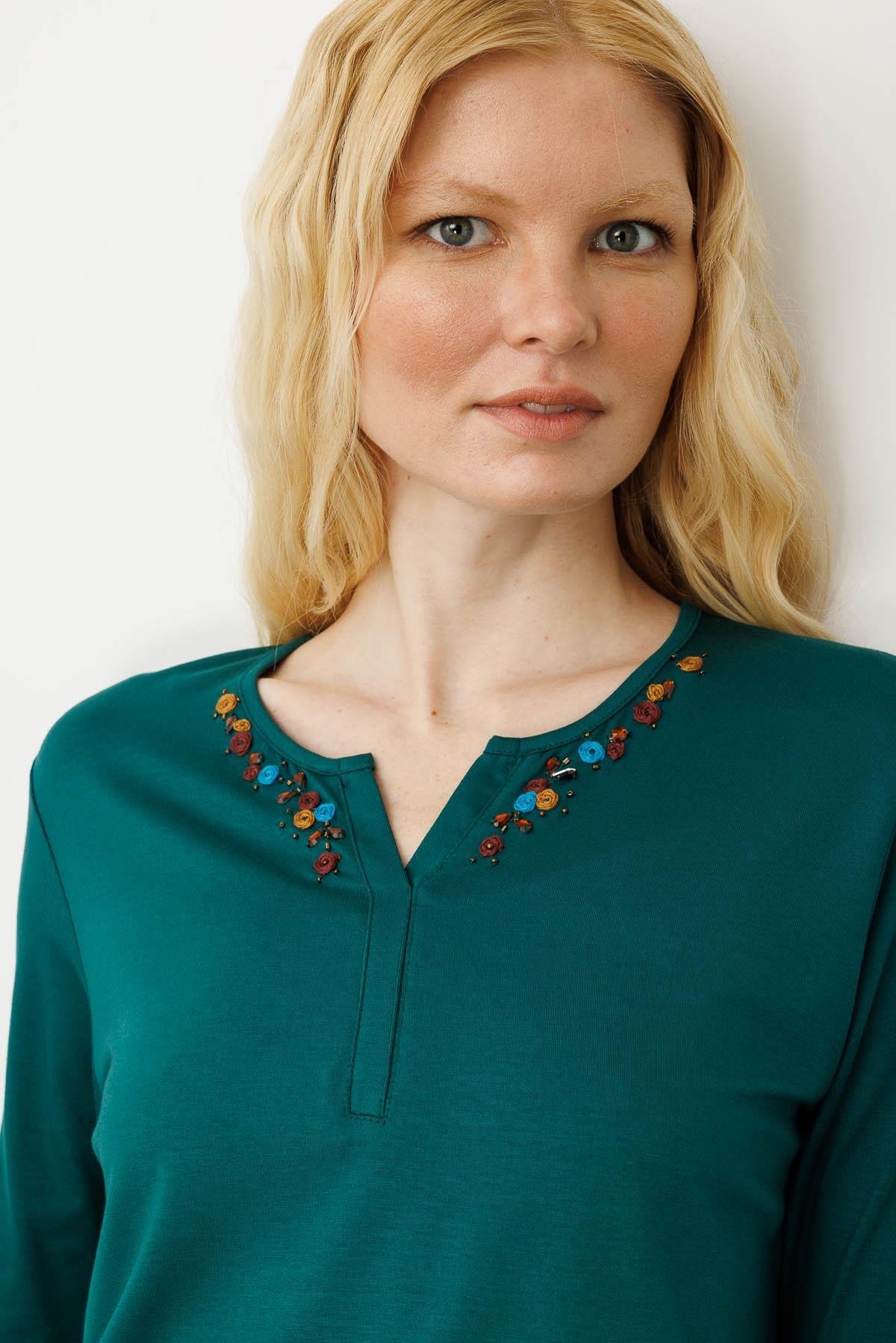 25704Kadın Açma Yaka Nakış İşlemeli Penye Bluz Yeşil