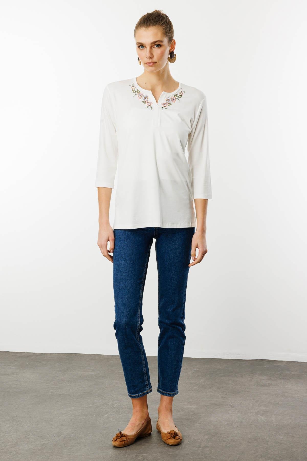 25701Kadın Açma Yaka Nakış İşlemeli Penye Bluz Ekru