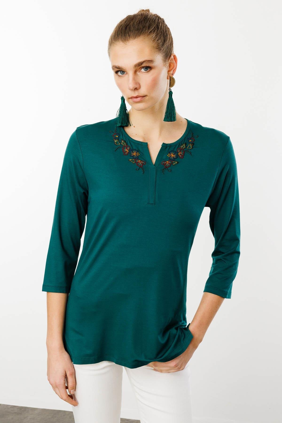 25701Kadın Açma Yaka Nakış İşlemeli Penye Bluz Yeşil
