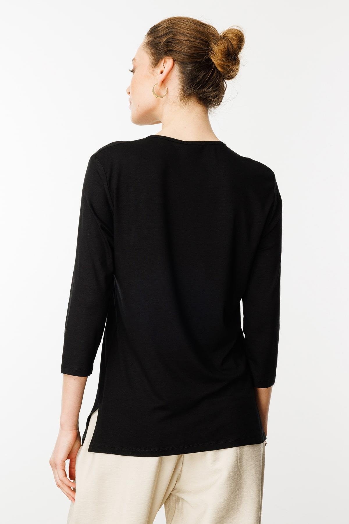 25701Kadın Açma Yaka Nakış İşlemeli Penye Bluz Siyah