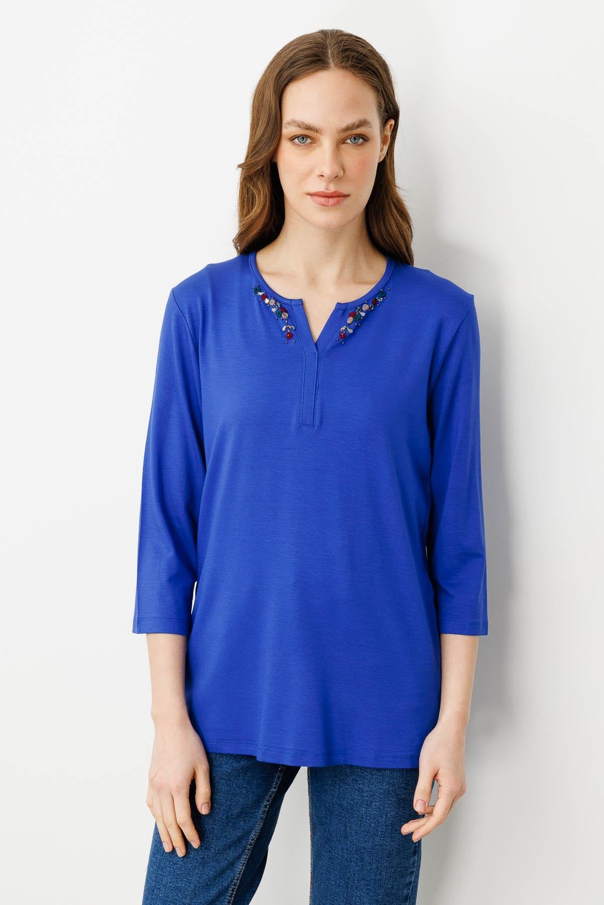 25704Kadın Açma Yaka Nakış İşlemeli Penye Bluz Saks