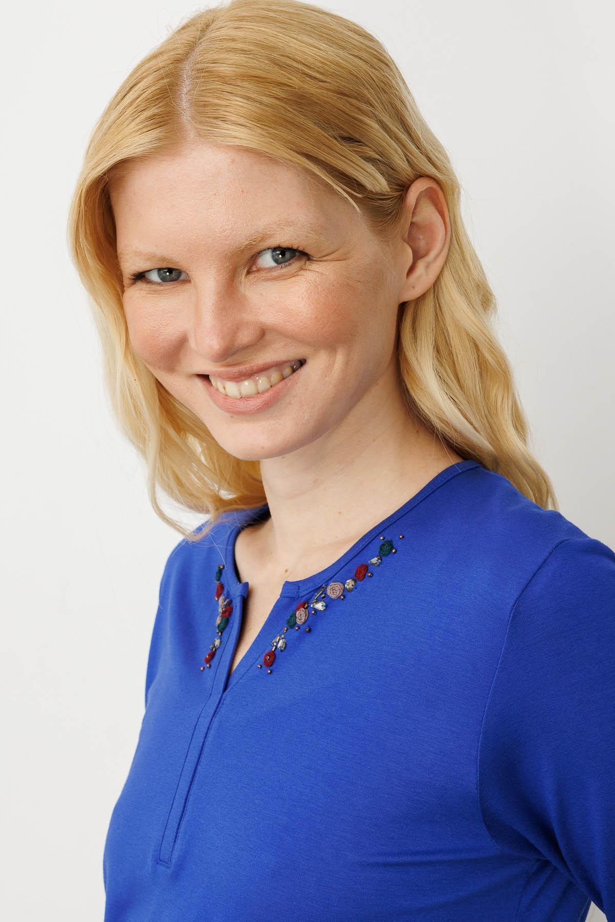 25704Kadın Açma Yaka Nakış İşlemeli Penye Bluz Saks