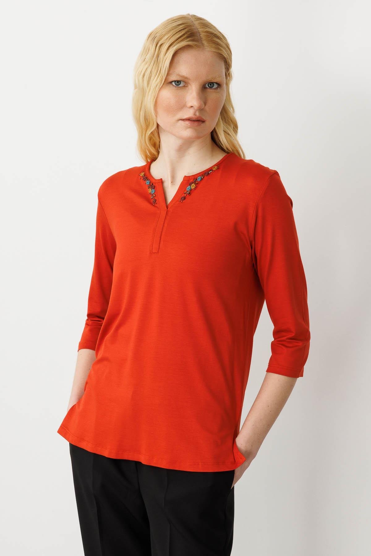 25704Kadın Açma Yaka Nakış İşlemeli Penye Bluz Oranj
