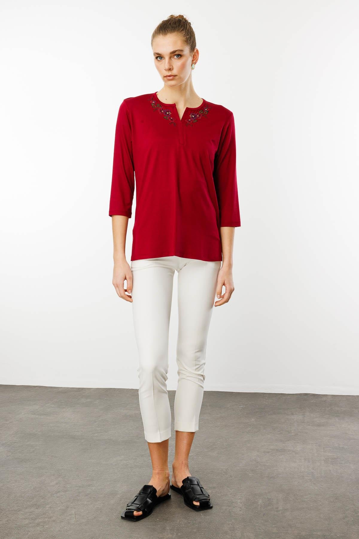 25701Kadın Açma Yaka Nakış İşlemeli Penye Bluz Vişne