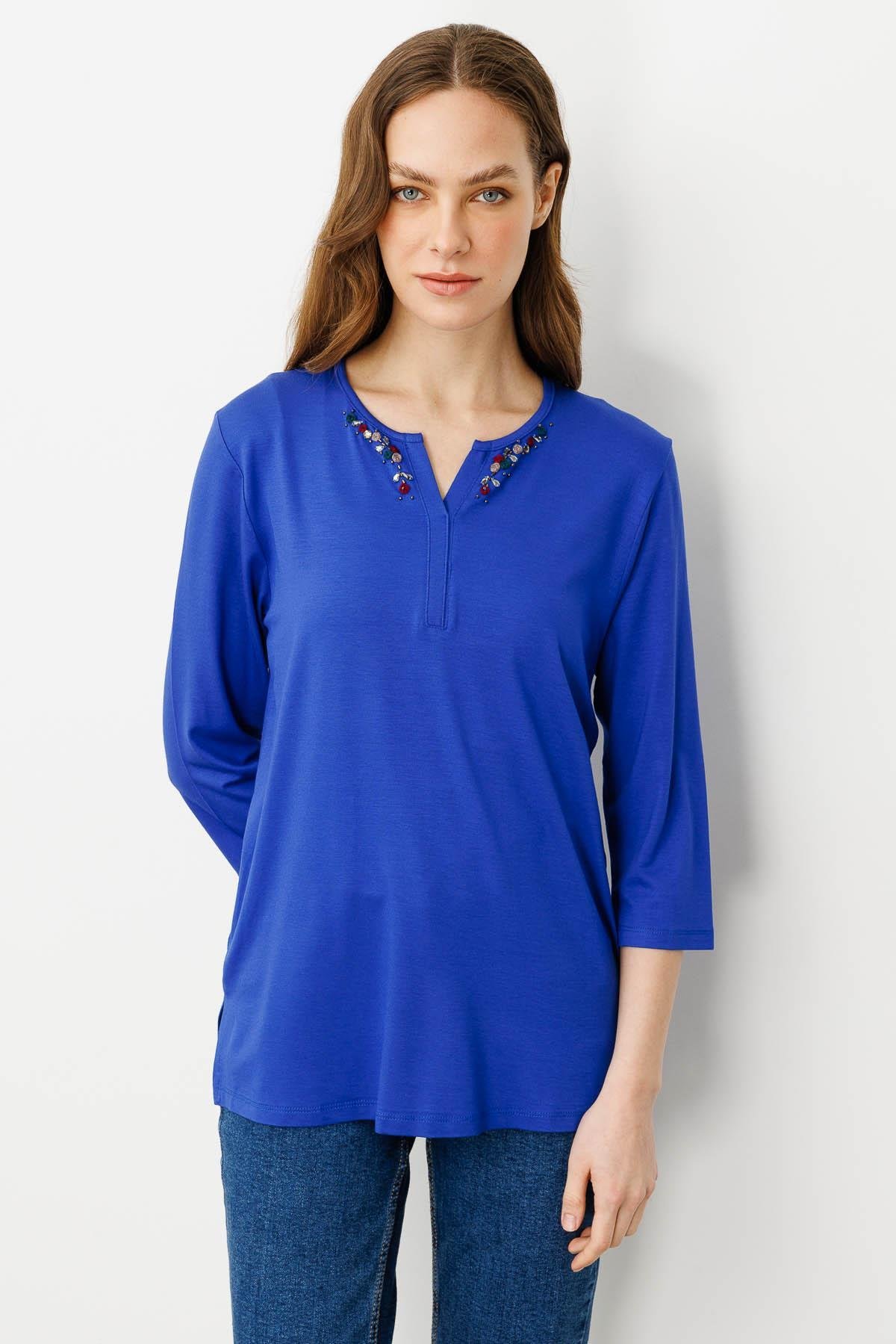 25704Kadın Açma Yaka Nakış İşlemeli Penye Bluz Saks