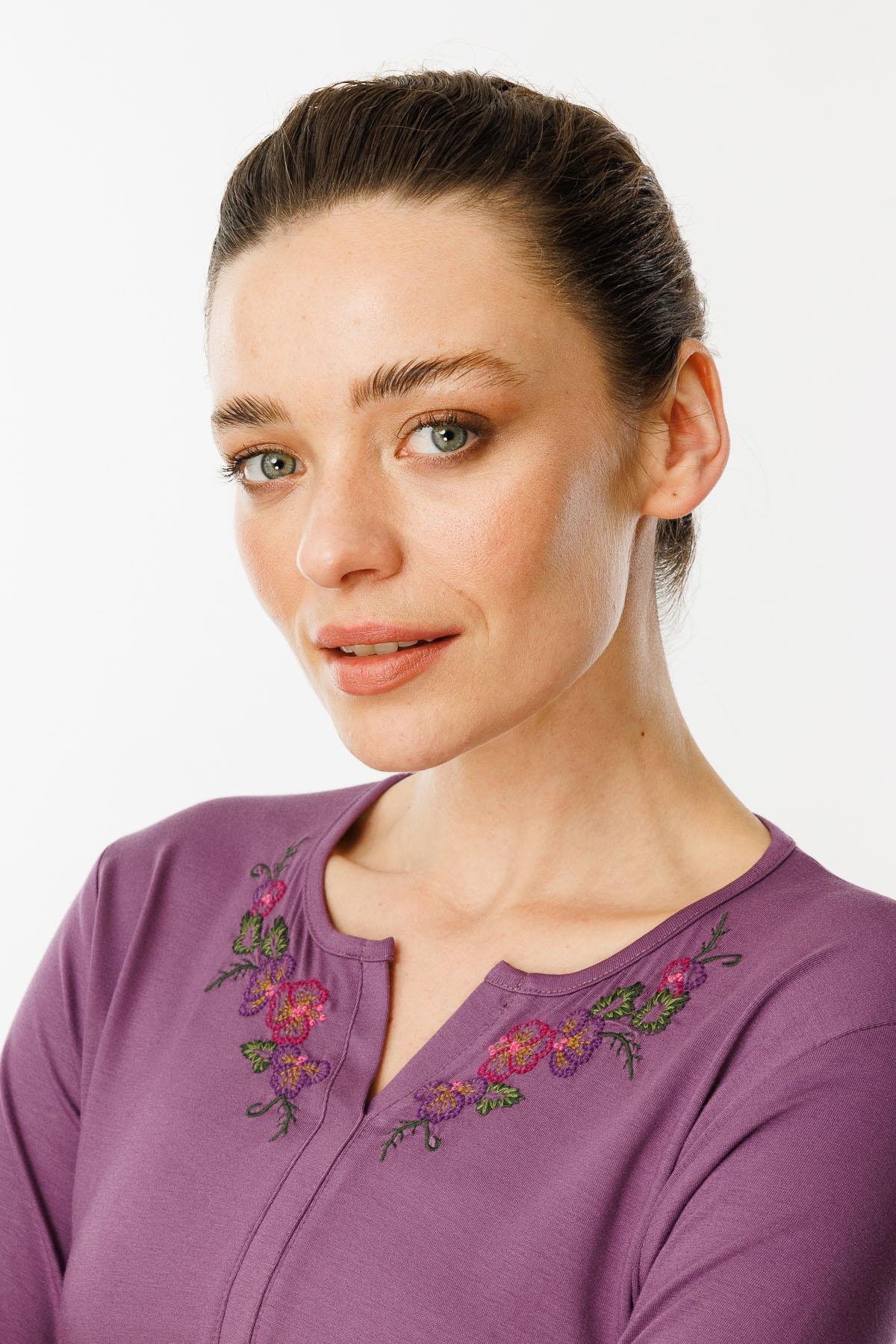 25701Kadın Açma Yaka Nakış İşlemeli Penye Bluz Lila