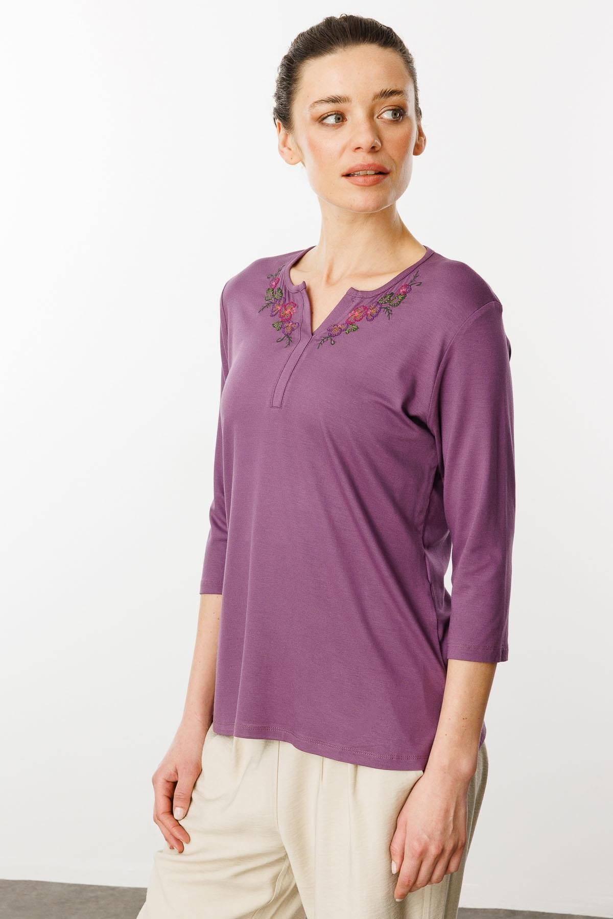 25701Kadın Açma Yaka Nakış İşlemeli Penye Bluz Lila