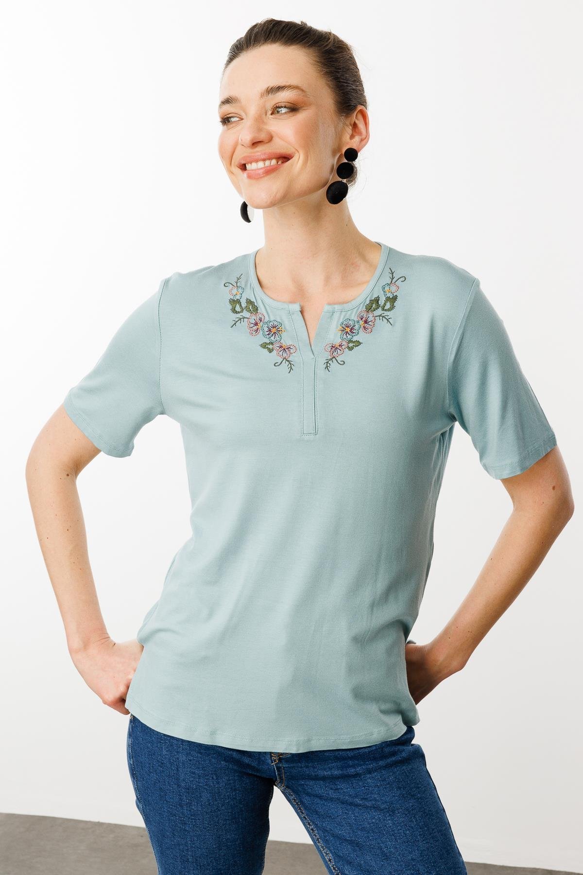 25700Kadın Açma Yaka Nakış İşlemeli Penye T-shirt Mint
