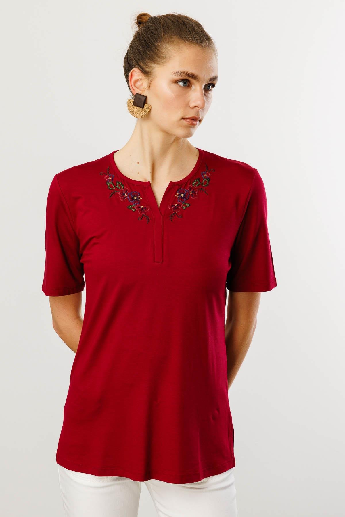 25700Kadın Açma Yaka Nakış İşlemeli Penye T-shirt Vişne