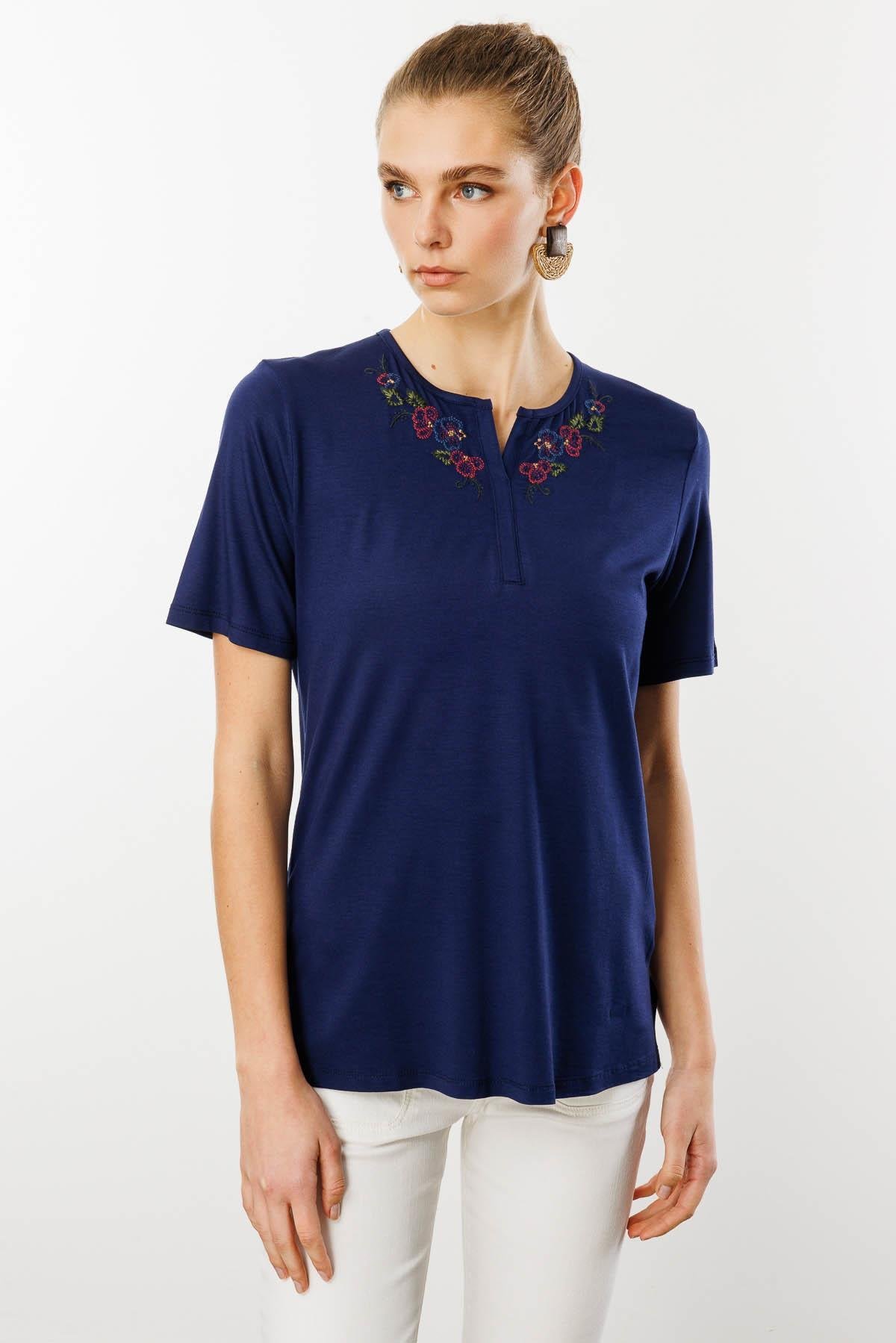 25700Kadın Açma Yaka Nakış İşlemeli Penye T-shirt Lacivert