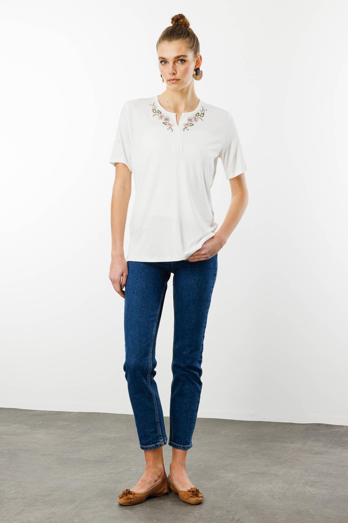 25700Kadın Açma Yaka Nakış İşlemeli Penye T-shirt Ekru