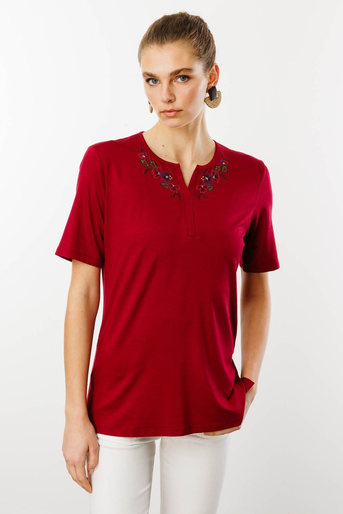 25700Kadın Açma Yaka Nakış İşlemeli Penye T-shirt Vişne