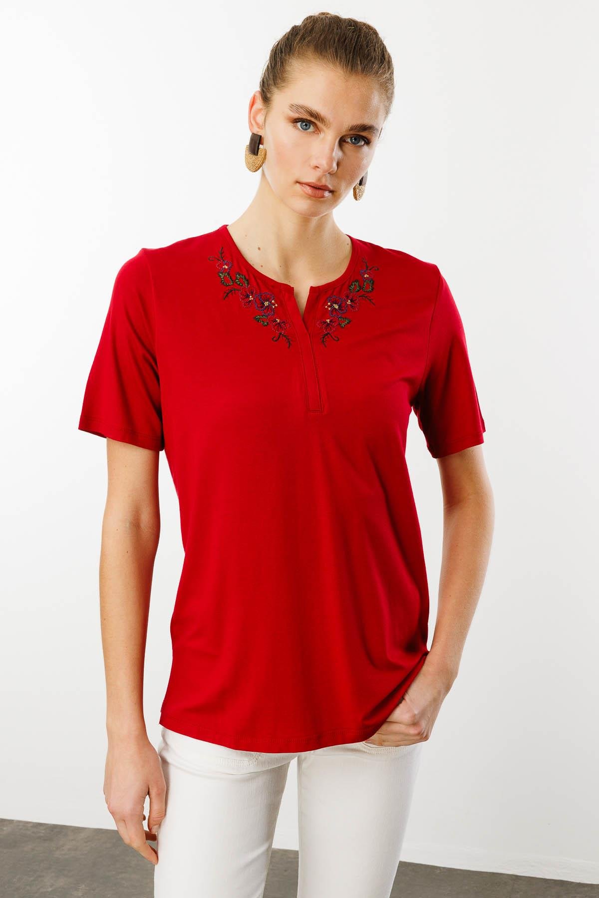 25700Kadın Açma Yaka Nakış İşlemeli Penye T-shirt Kırmızı