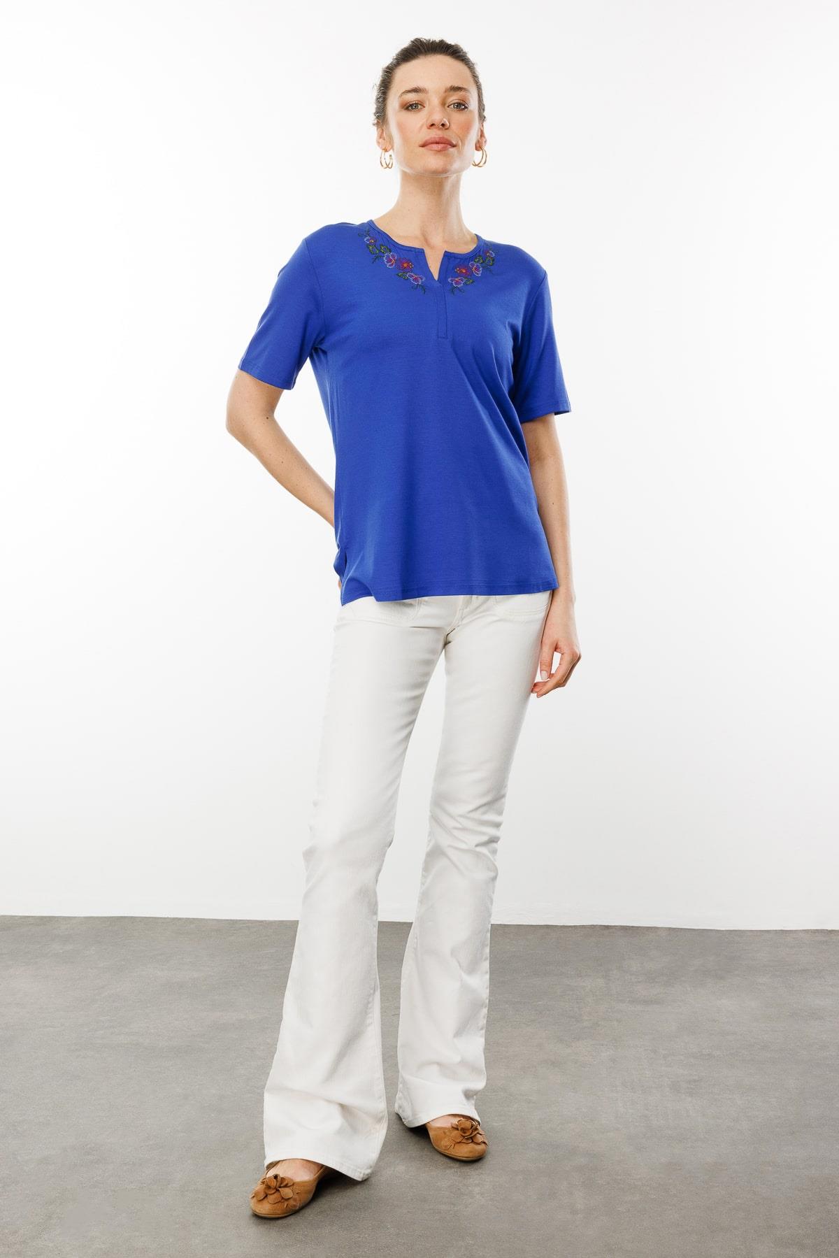 25700Kadın Açma Yaka Nakış İşlemeli Penye T-shirt Saks