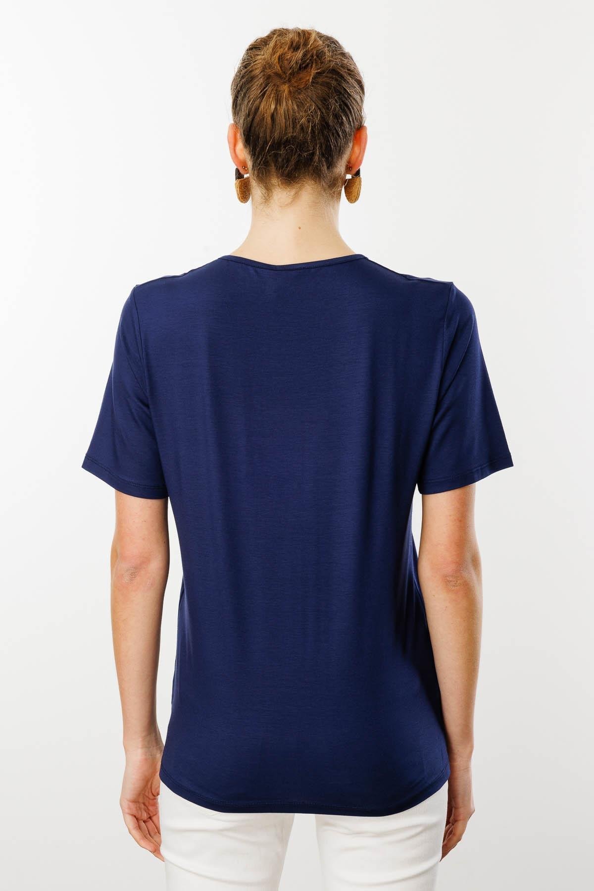 25700Kadın Açma Yaka Nakış İşlemeli Penye T-shirt Lacivert