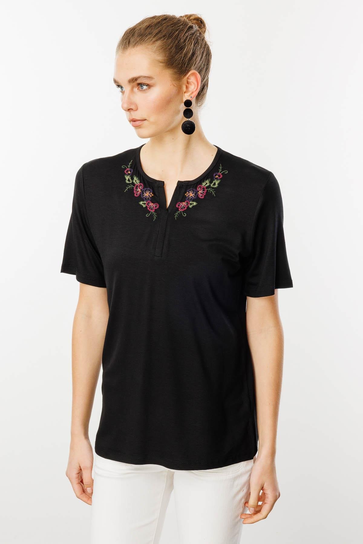25700Kadın Açma Yaka Nakış İşlemeli Penye T-shirt Siyah