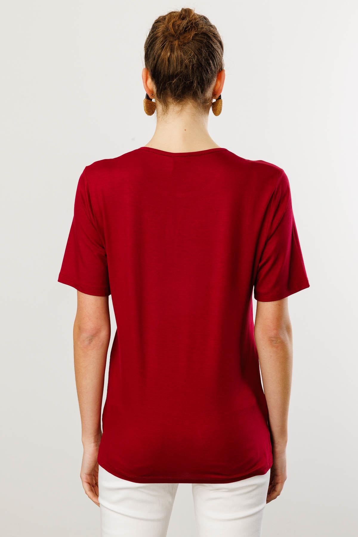 25700Kadın Açma Yaka Nakış İşlemeli Penye T-shirt Vişne