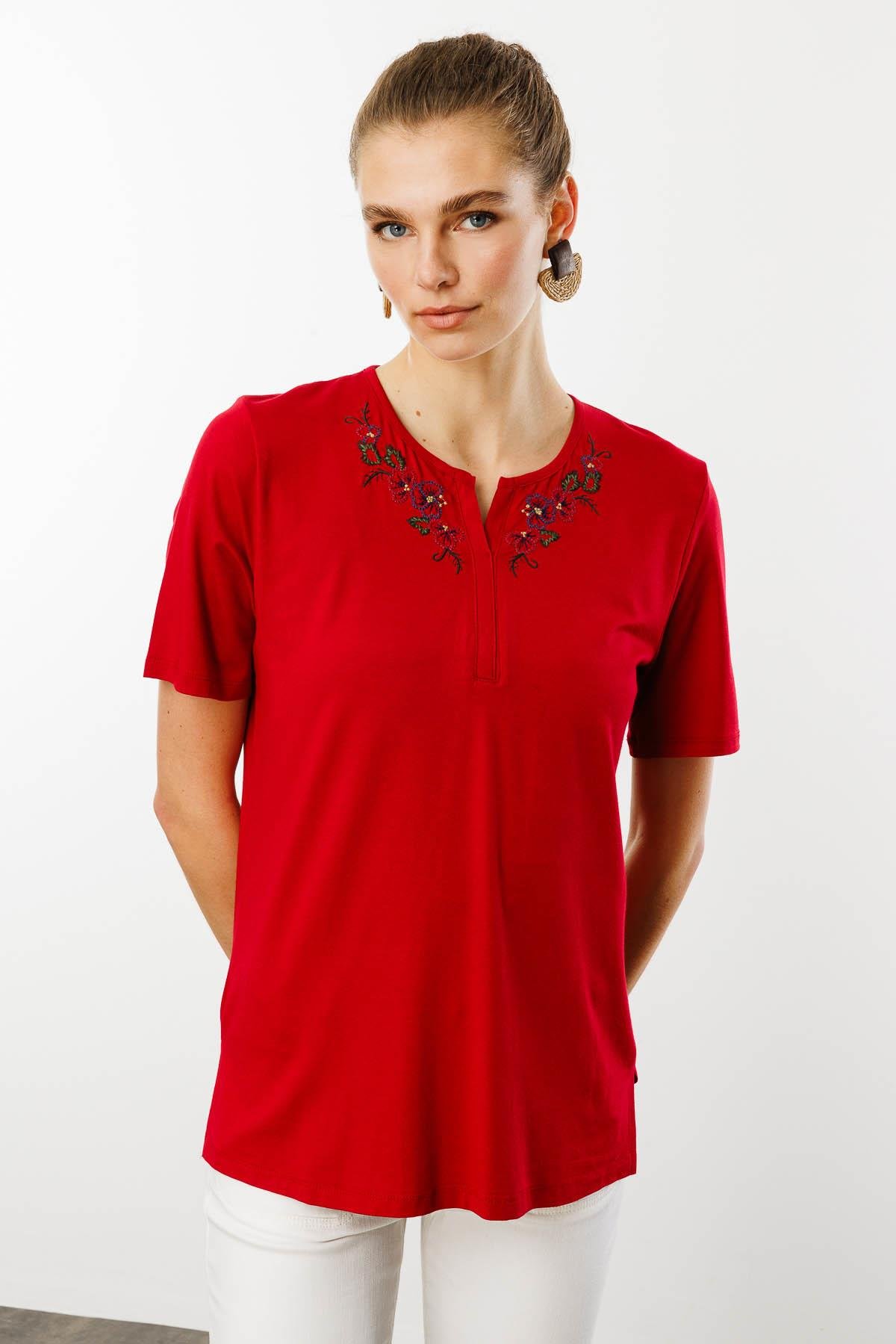 25700Kadın Açma Yaka Nakış İşlemeli Penye T-shirt Kırmızı