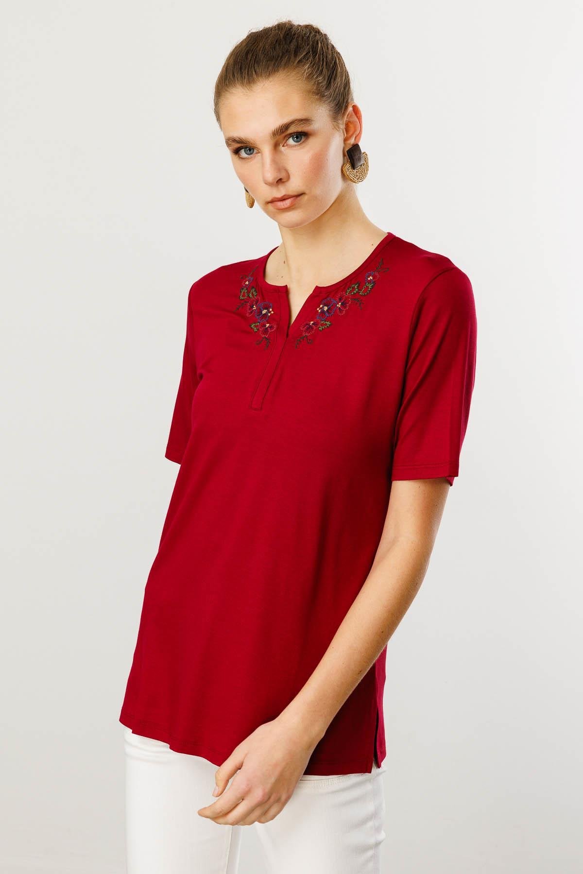 25700Kadın Açma Yaka Nakış İşlemeli Penye T-shirt Vişne