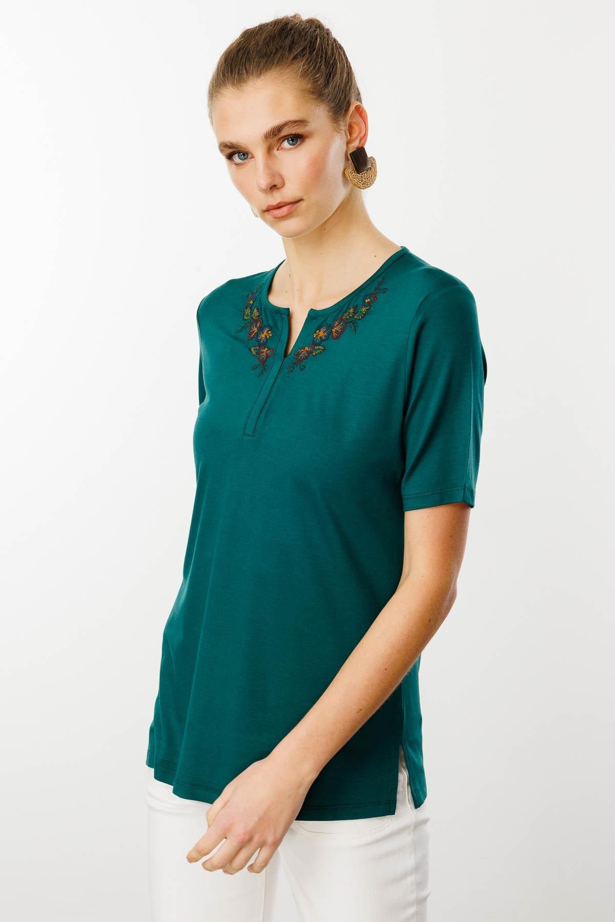 25700Kadın Açma Yaka Nakış İşlemeli Penye T-shirt Yeşil