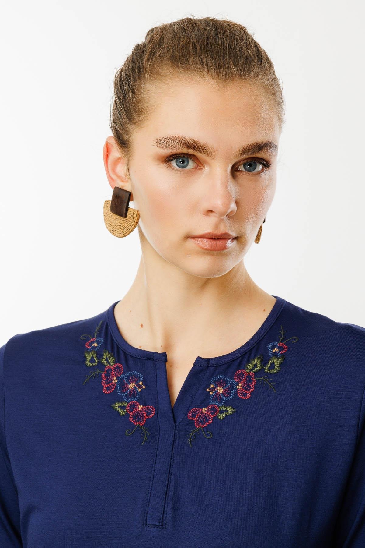 25700Kadın Açma Yaka Nakış İşlemeli Penye T-shirt Lacivert