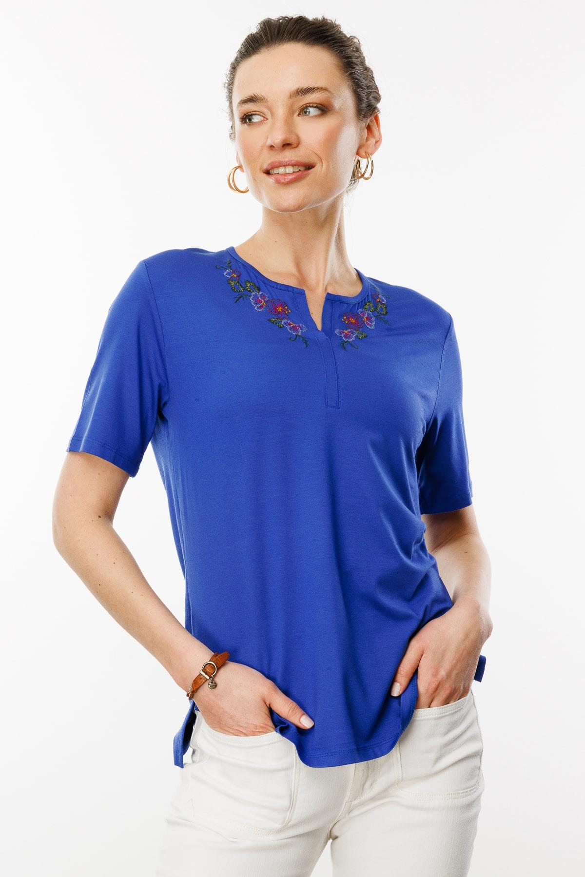 25700Kadın Açma Yaka Nakış İşlemeli Penye T-shirt Saks