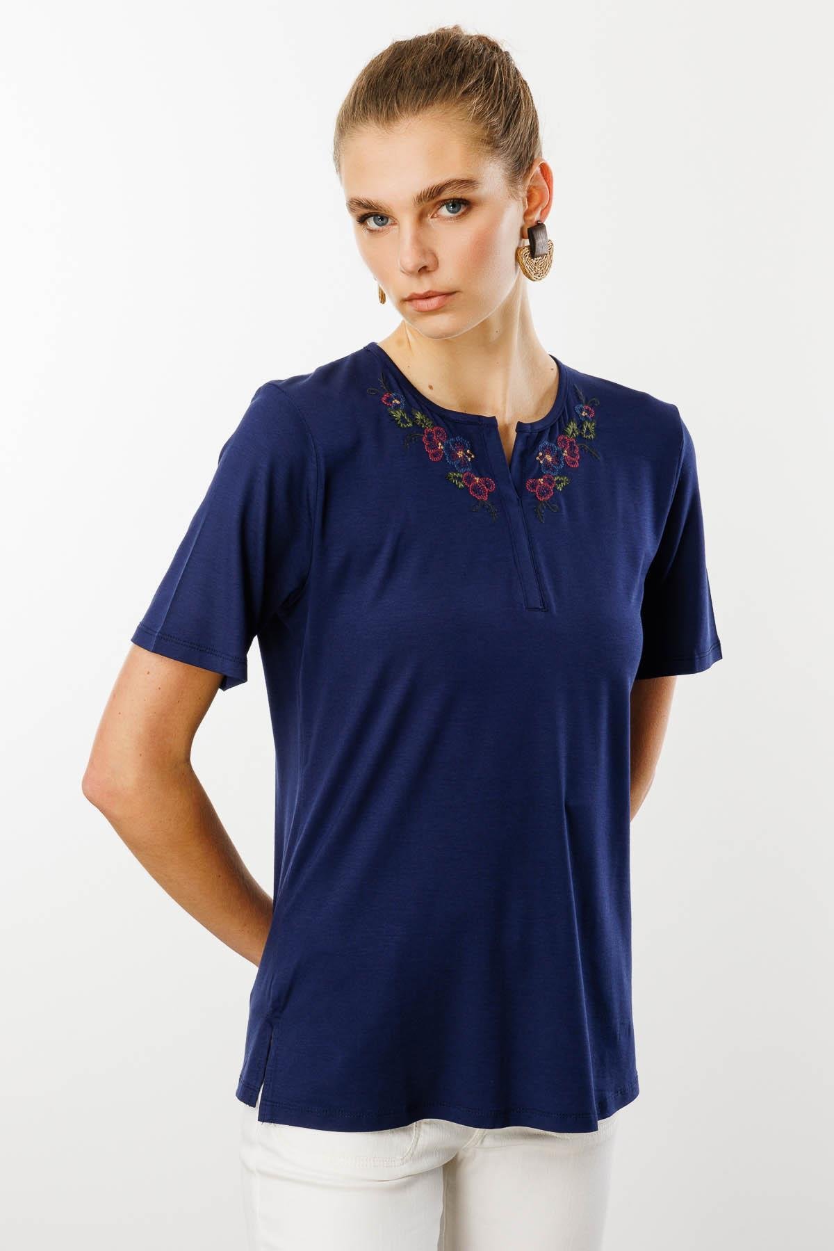 25700Kadın Açma Yaka Nakış İşlemeli Penye T-shirt Lacivert