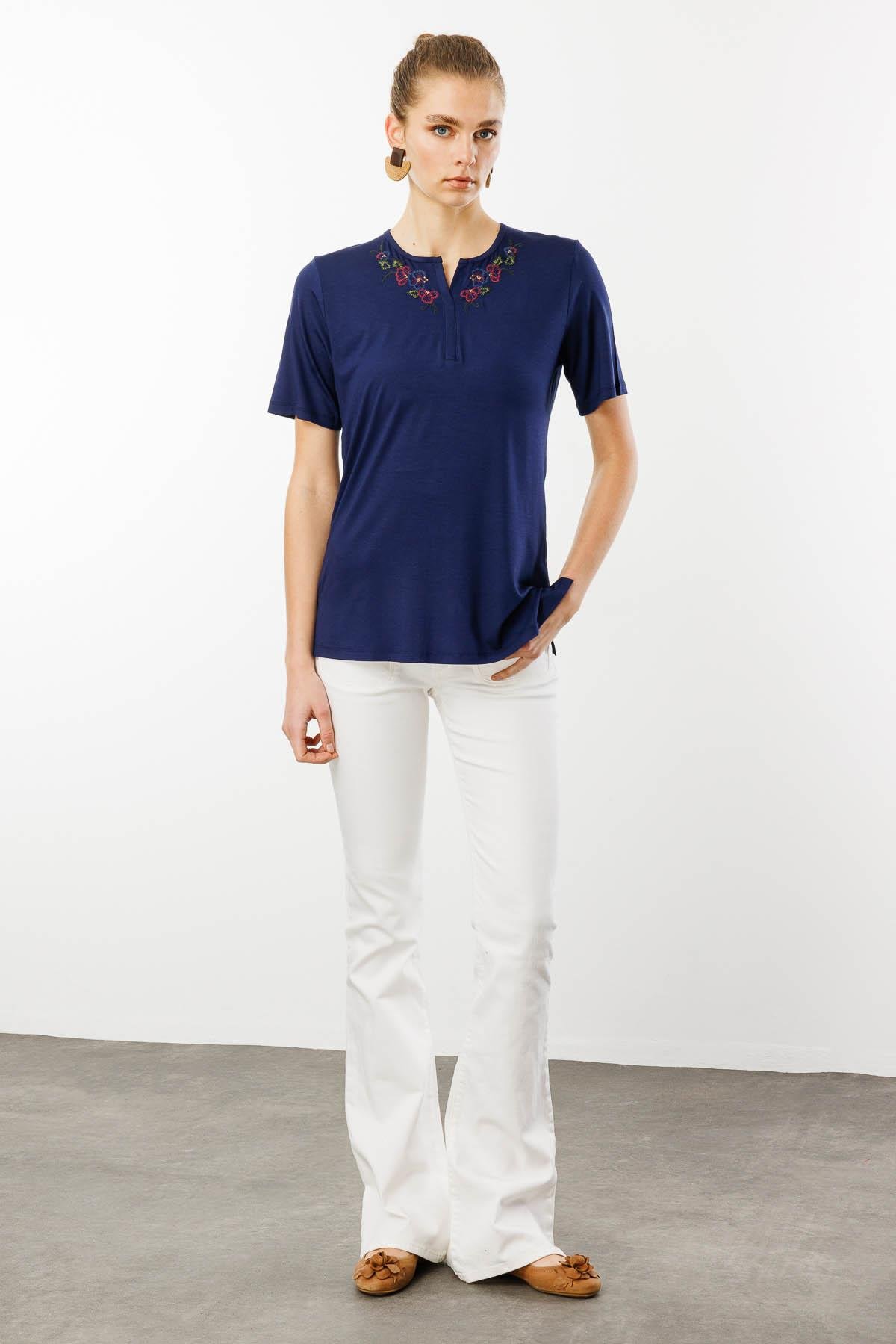 25700Kadın Açma Yaka Nakış İşlemeli Penye T-shirt Lacivert