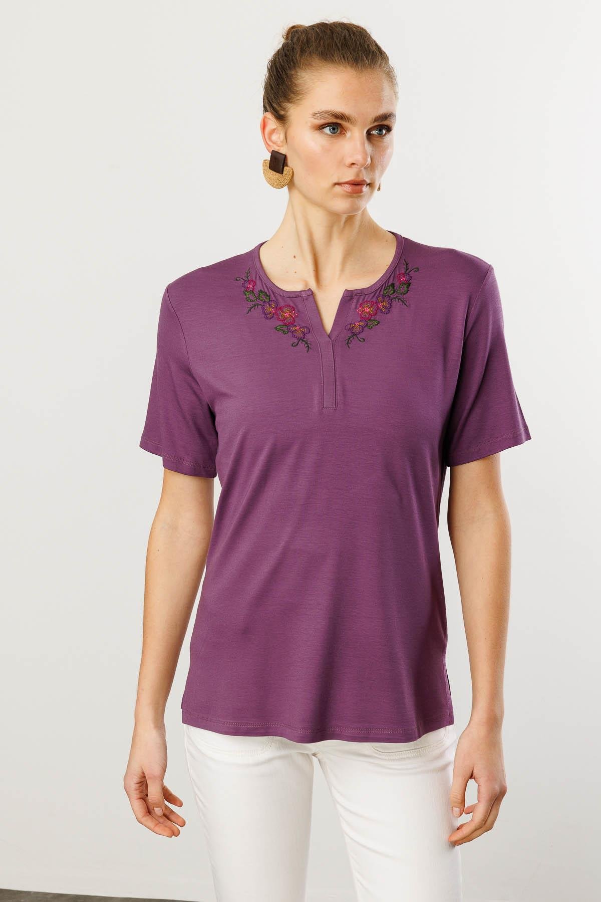 25700Kadın Açma Yaka Nakış İşlemeli Penye T-shirt Lila