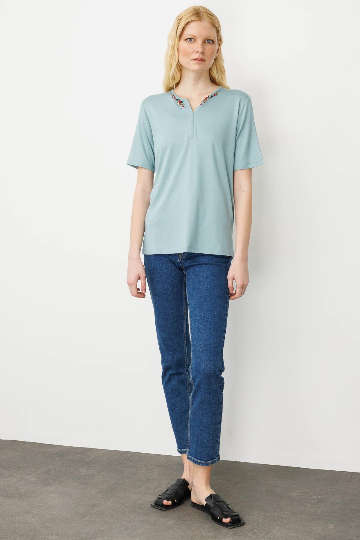 25703Kadın Açma Yaka Nakış İşlemeli T-shirt Mint