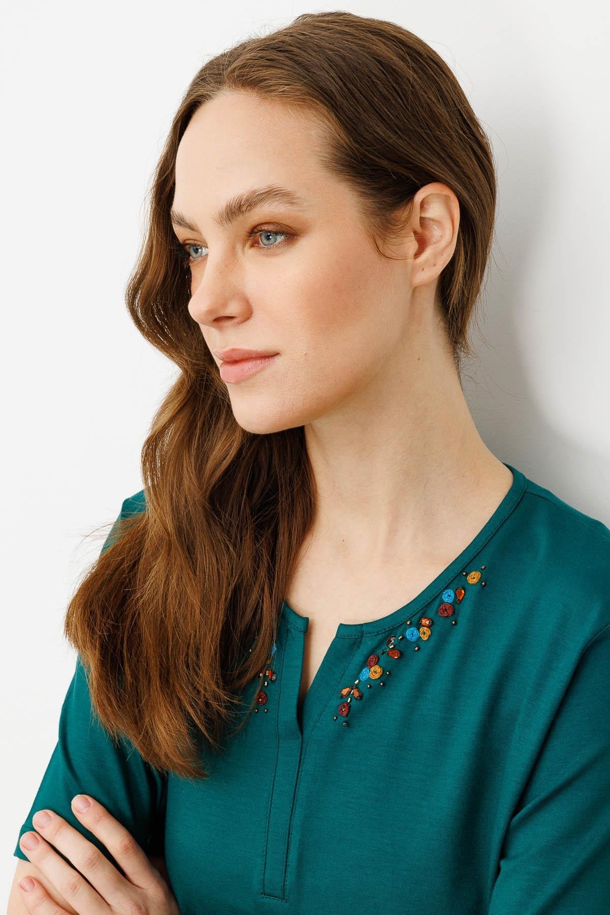 25703Kadın Sıfır Yaka Nakış İşlemeli T-shirt Yeşil