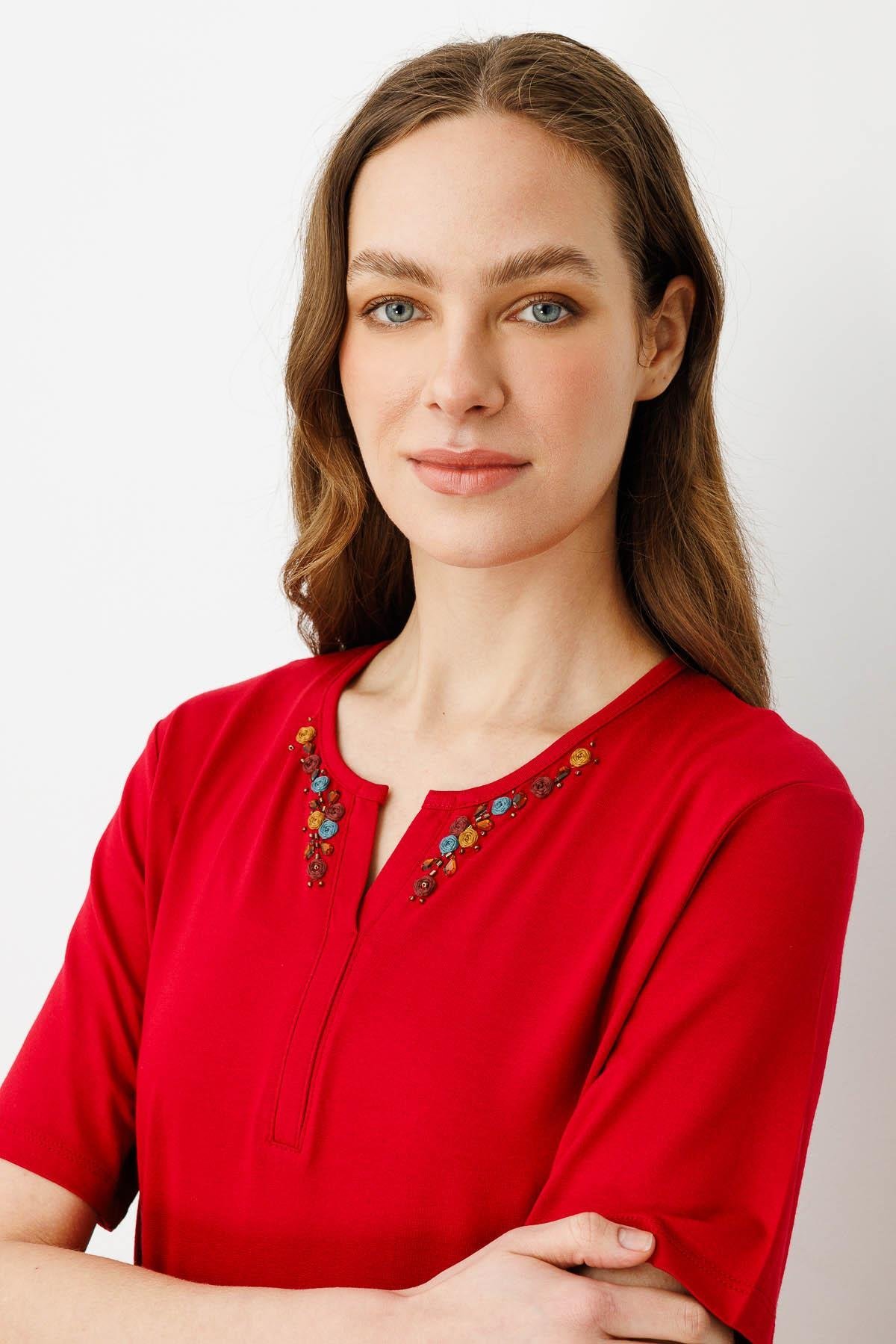 25703Kadın Sıfır Yaka Nakış İşlemeli T-shirt Kırmızı