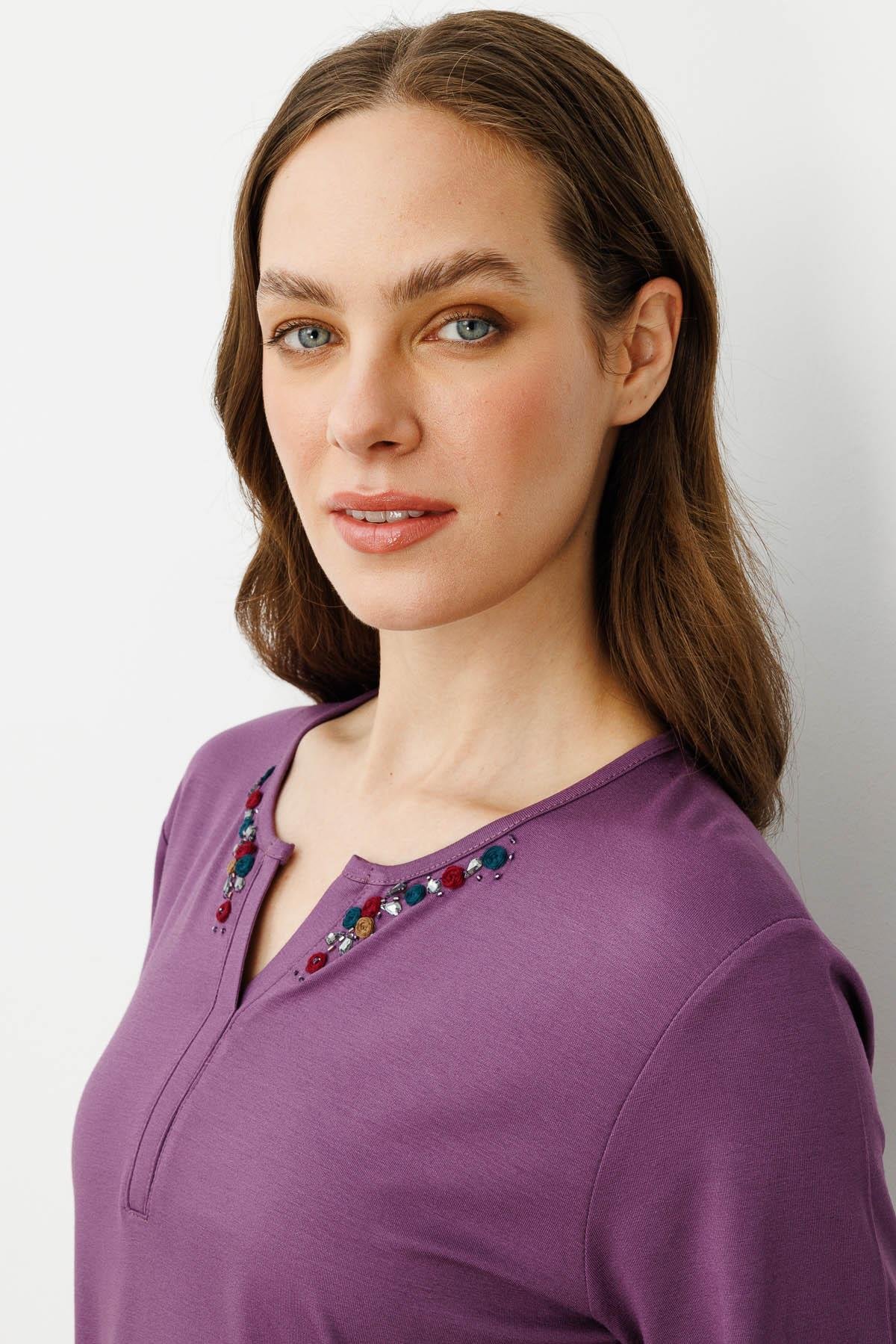 25703Kadın Sıfır Yaka Nakış İşlemeli T-shirt Lila