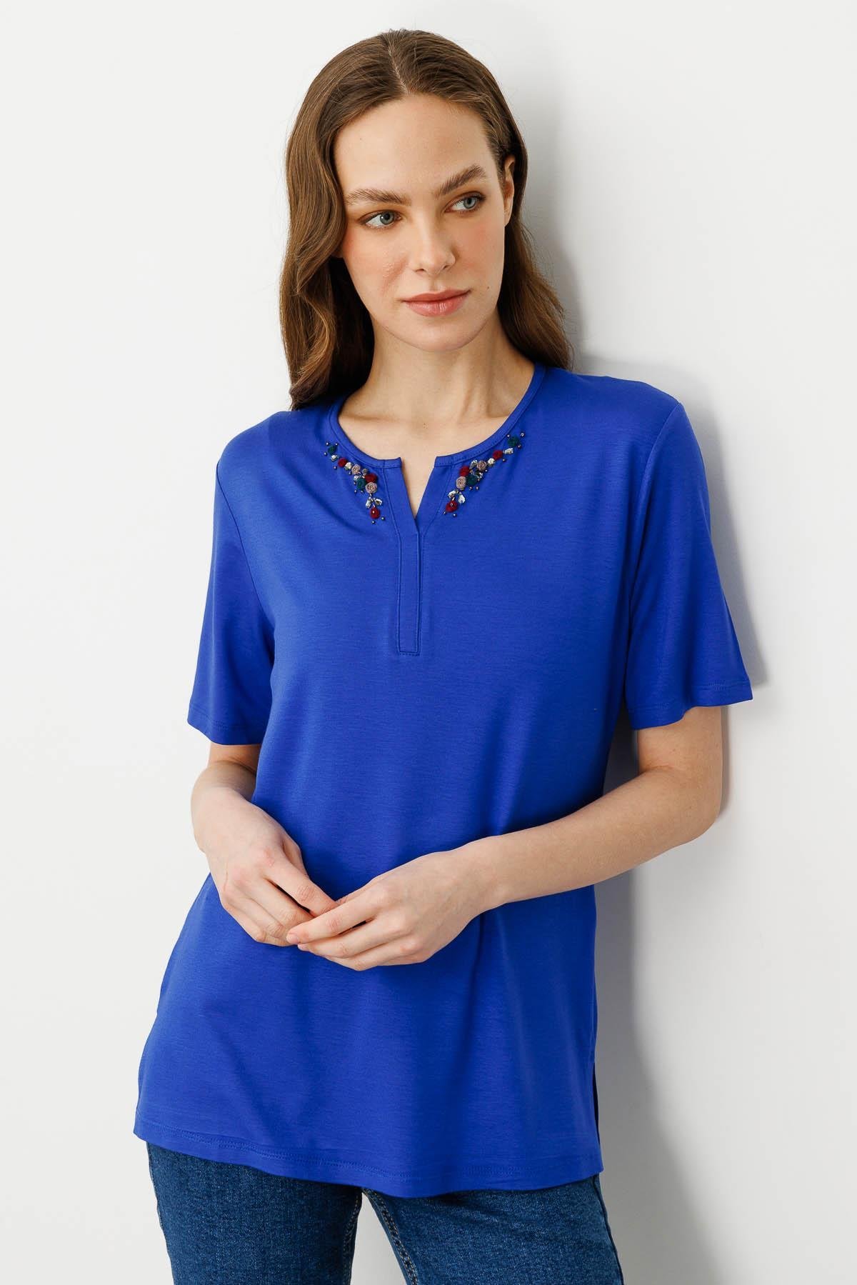 25703Kadın Sıfır Yaka Nakış İşlemeli T-shirt Saks