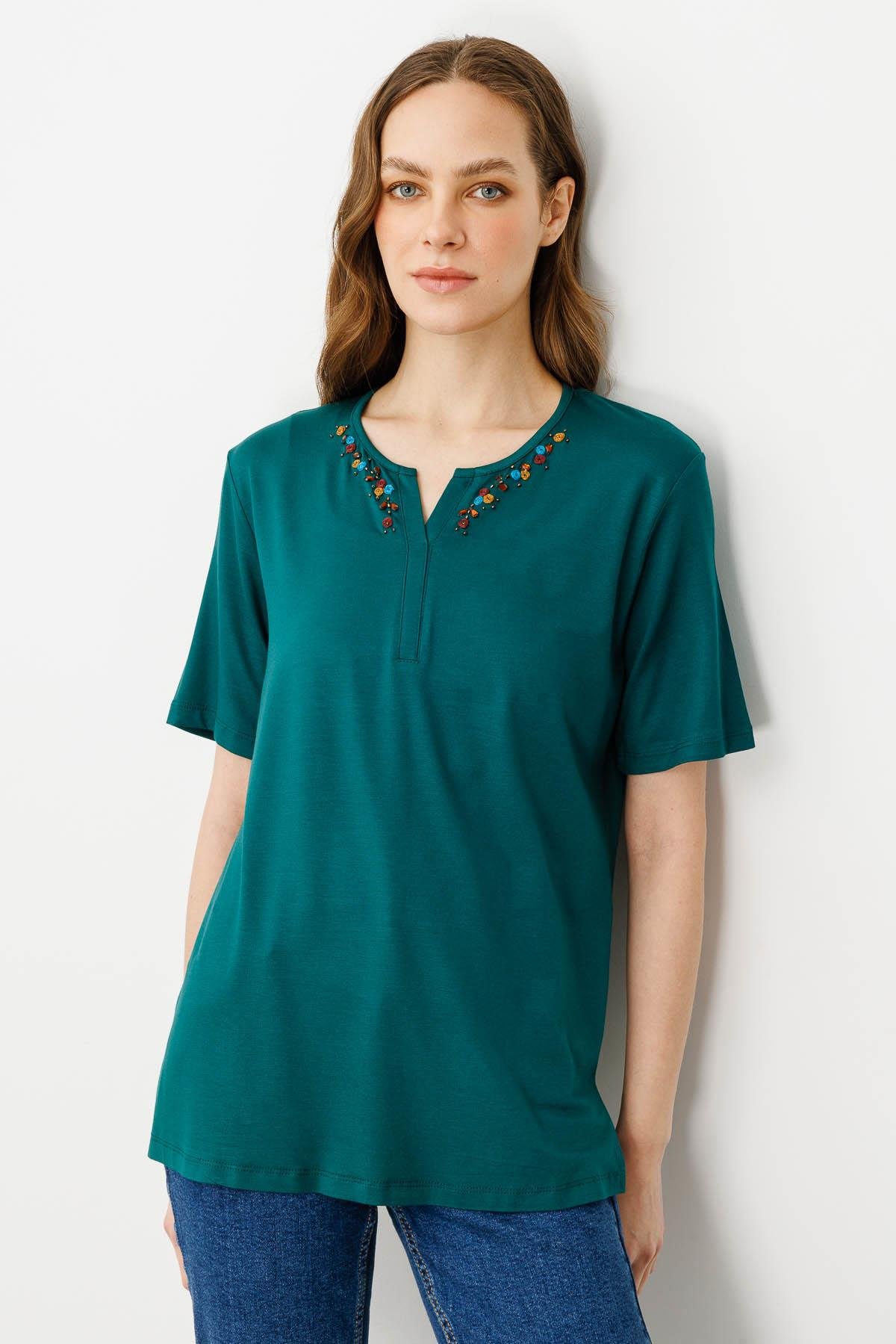 25703Kadın Sıfır Yaka Nakış İşlemeli T-shirt Yeşil
