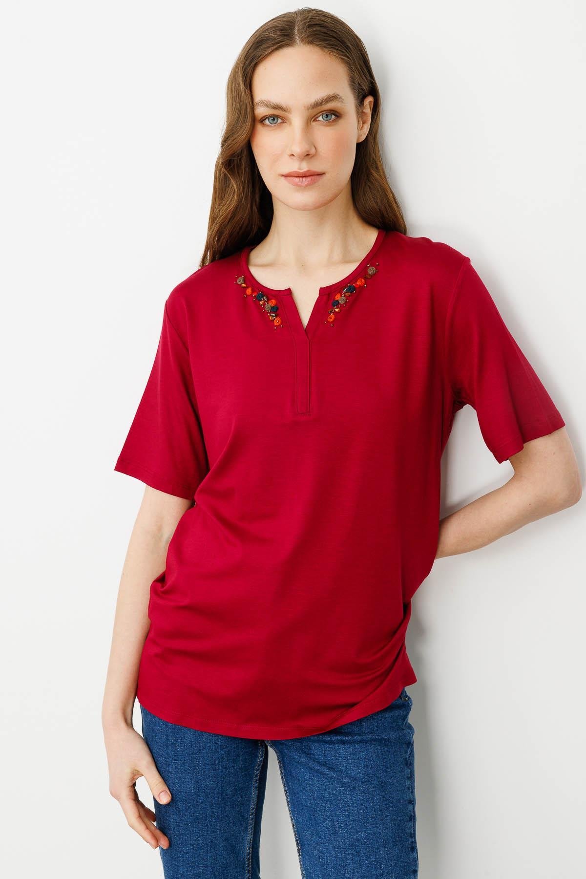 25703Kadın Sıfır Yaka Nakış İşlemeli T-shirt Vişne