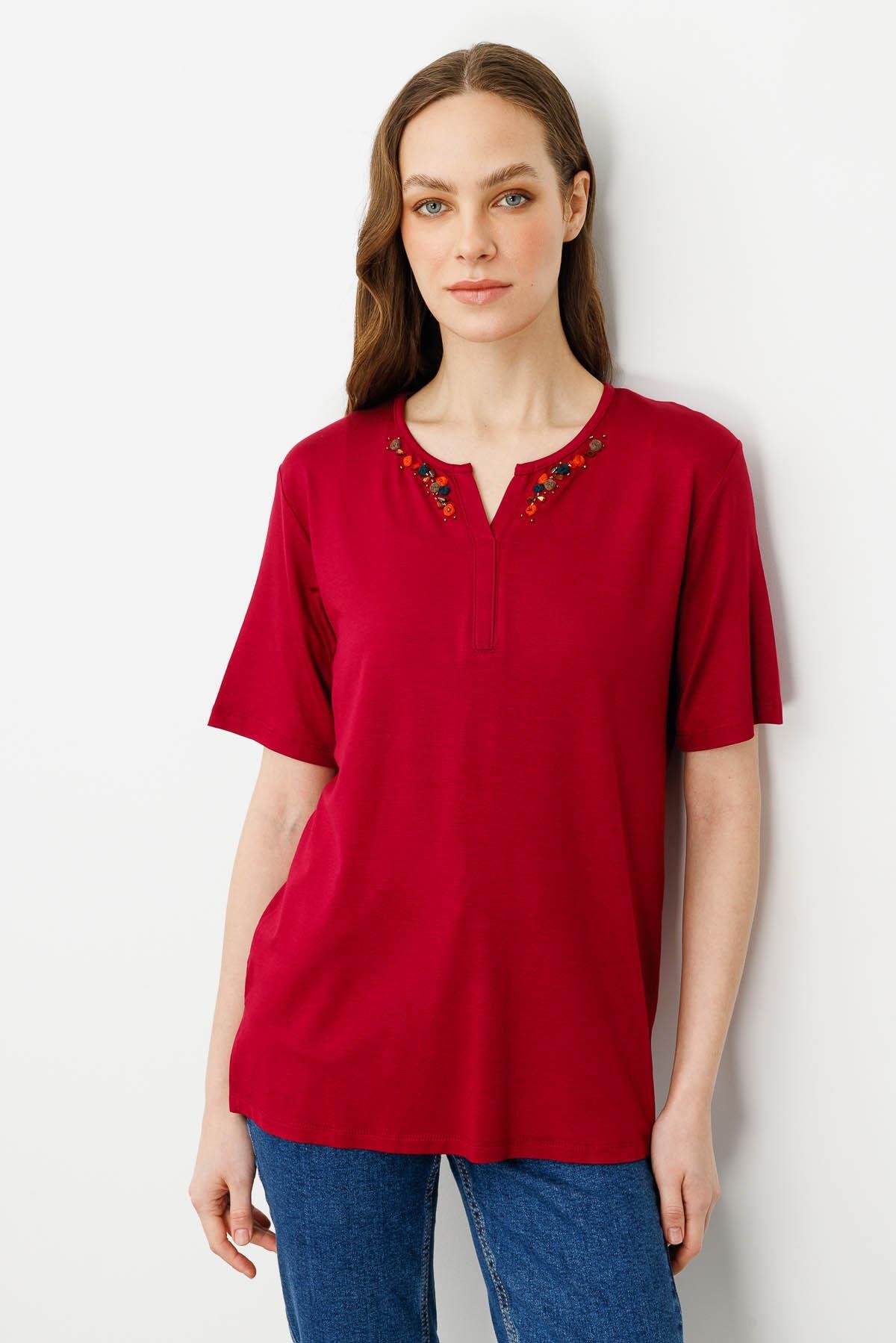 25703Kadın Sıfır Yaka Nakış İşlemeli T-shirt Vişne