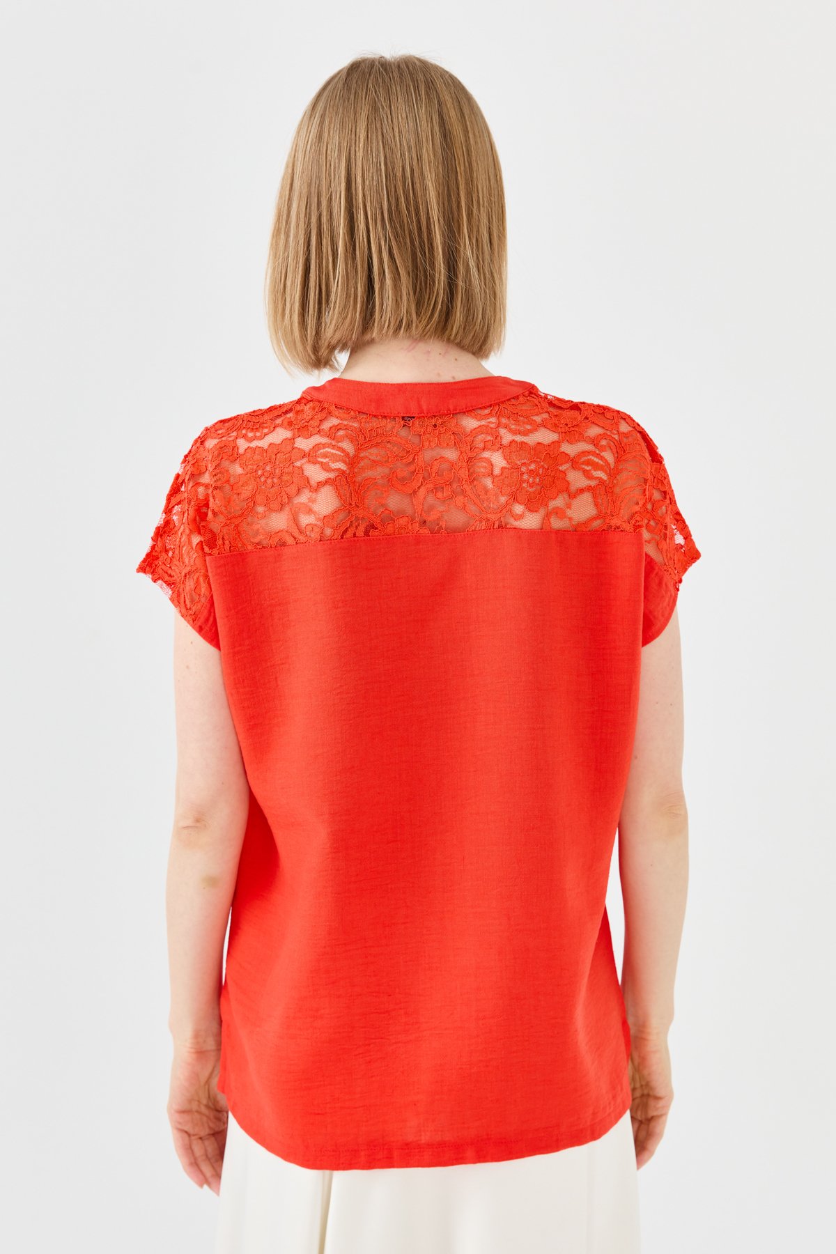 23774Kadın Açma Yaka Omuzları Dantelli Keten Bluz Oranj