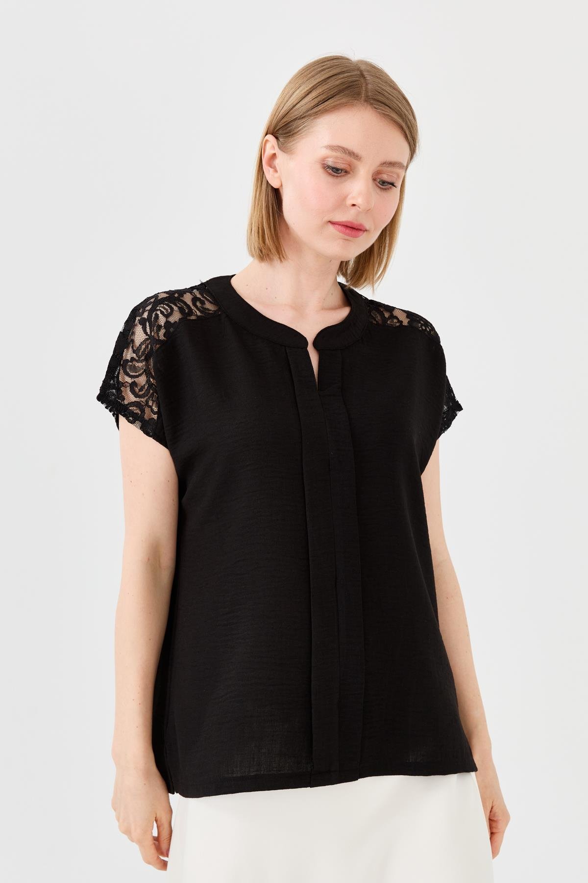 23774Kadın Açma Yaka Omuzları Dantelli Keten Bluz Siyah