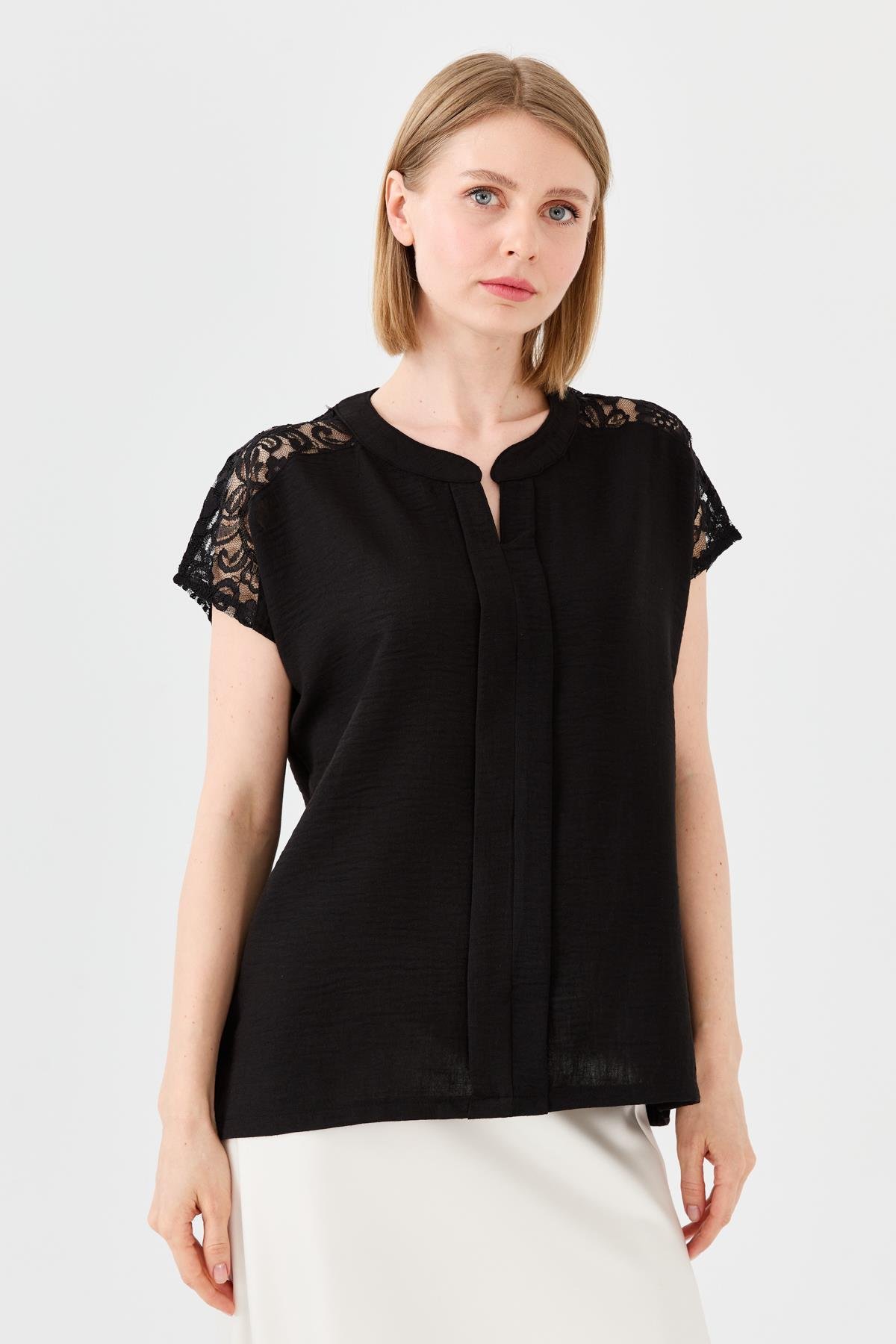 23774Kadın Açma Yaka Omuzları Dantelli Keten Bluz Siyah
