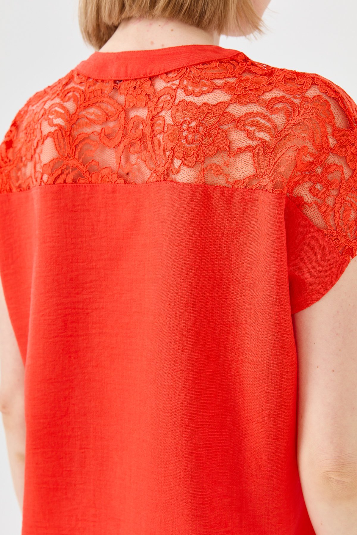 23774Kadın Açma Yaka Omuzları Dantelli Keten Bluz Oranj